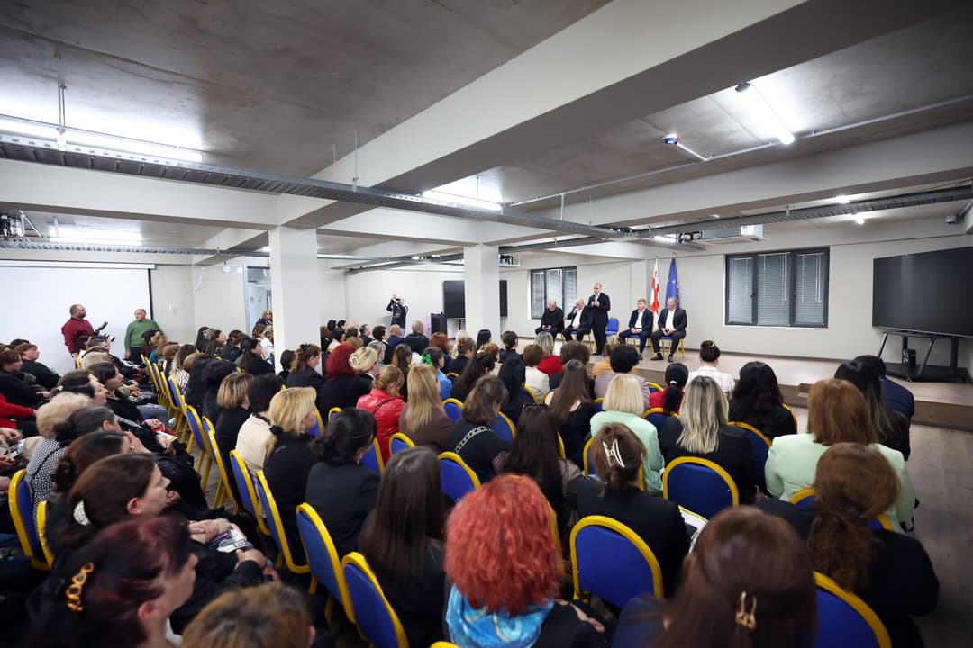 გივი მიქანაძე საჩხერისა და ჭიათურის მუნიციპალიტეტების საჯარო სკოლების მოსწავლეთა მშობლებს შეხვდა