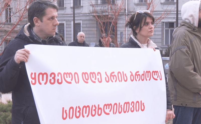 "დღეს, 17:00 საათიდან შევიკრიბებით მთავრობის ადმინისტრაციის წინ და ხელისუფლებას შევახსენებთ, რომ ვითხოვთ წამალს ჩვენი ბავშვების გადასარჩენად"