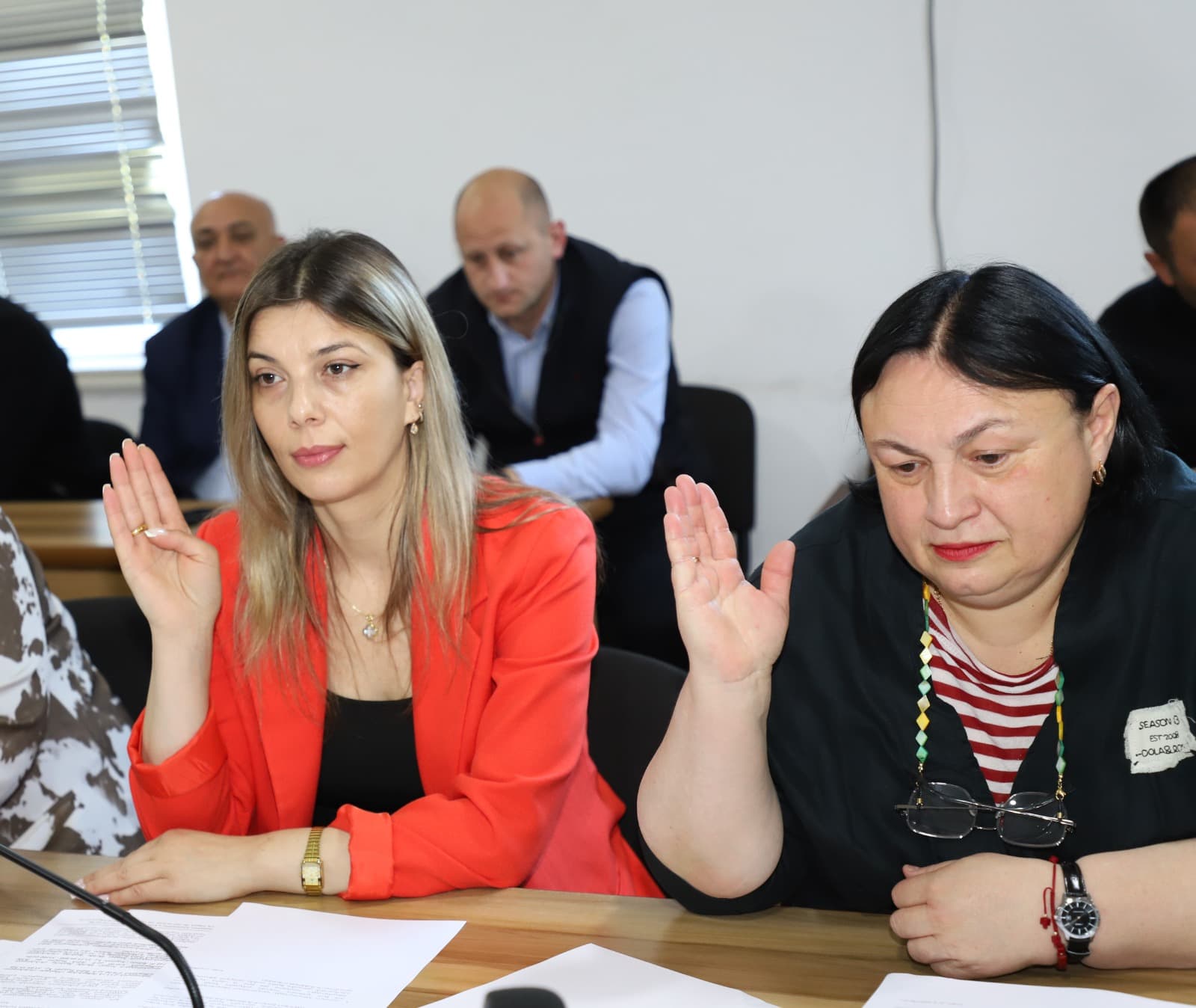 <p style="text-align: justify">თერჯოლის მუნიციპალიტეტის საკრებულომ 2026 წლის 3 ივნისს მორიგ სხდომაზე დღის წესრიგით გათვალისწინებული საკითხები <a target="_blank" rel="noopener" class="text-brand-500 underline" href="https://terjola.gov.ge/news/terjolis-munitsipalitetis-sakrebulos-3-ivnisis-morigi-skhdomis-oqmi"><em>დაამტკიცა.</em></a></p><p style="text-align: justify">სხდომას საკრებულოს თავმჯდომარე სოსო ჩაფიჩაძე უძღვებოდა.</p><p style="text-align: justify">სხდომაზე, დღის წესრიგის შესაბამისად, განიხილეს და მხარი დაუჭირეს ჯანმრთელობის დაცვის და სოციალურ საკითხთა კომისიის თავმჯდომარის ლაშა ლანჩავას, ეკონომიკის და ქონების მართვის საკითხთა კომისიის თავმჯდომარის ბადრი ბუცხრიკიძის და იურიდიულ საკითხთა კომისიის თავმჯდომარის ბიძინა ბუცხრიკიძის მიერ წარმოდგენილ საკითხებს.</p><p style="text-align: justify">აღნიშნულ საკითხებზე საკრებულოს სხდომამდე, ჯანმრთელობის დაცვის და სოციალურ საკითხთა კომისიის, ეკონომიკის და ქონების მართვის საკითხთა კომისიის, იურიდიულ საკითხთა კომისიის, ფრაქცია "ქართული ოცნების“ და ბიუროს სხდომებზე იმსჯელეს.</p><p style="text-align: justify">საკითხების წარმოდგენის შემდგომ სხდომა კითხვა-პასუხის რეჟიმში გაგრძელდა. დეპუტატების შეკითხვებს კომისიის თავმჯდომარეებმა უპასუხეს.</p><p style="text-align: justify">სხდომას თერჯოლის მუნიციპალიტეტის მერი მანუჩარ რობაქიძე, მერის მოადგილეები - ზვიად ბაზაძე, მირზა ქოჩიაშვილი და მერიის შესაბამისი სამსახურების წარმომადგენლები ესწრებოდნენ.</p>