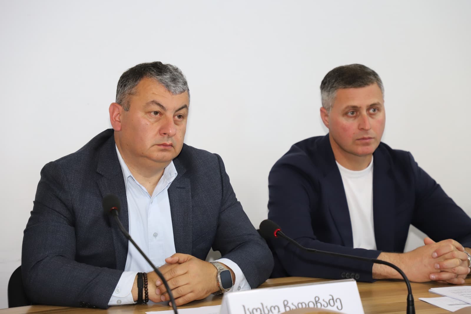 <p style="text-align: justify">თერჯოლის მუნიციპალიტეტის საკრებულომ 2026 წლის 3 ივნისს მორიგ სხდომაზე დღის წესრიგით გათვალისწინებული საკითხები <a target="_blank" rel="noopener" class="text-brand-500 underline" href="https://terjola.gov.ge/news/terjolis-munitsipalitetis-sakrebulos-3-ivnisis-morigi-skhdomis-oqmi"><em>დაამტკიცა.</em></a></p><p style="text-align: justify">სხდომას საკრებულოს თავმჯდომარე სოსო ჩაფიჩაძე უძღვებოდა.</p><p style="text-align: justify">სხდომაზე, დღის წესრიგის შესაბამისად, განიხილეს და მხარი დაუჭირეს ჯანმრთელობის დაცვის და სოციალურ საკითხთა კომისიის თავმჯდომარის ლაშა ლანჩავას, ეკონომიკის და ქონების მართვის საკითხთა კომისიის თავმჯდომარის ბადრი ბუცხრიკიძის და იურიდიულ საკითხთა კომისიის თავმჯდომარის ბიძინა ბუცხრიკიძის მიერ წარმოდგენილ საკითხებს.</p><p style="text-align: justify">აღნიშნულ საკითხებზე საკრებულოს სხდომამდე, ჯანმრთელობის დაცვის და სოციალურ საკითხთა კომისიის, ეკონომიკის და ქონების მართვის საკითხთა კომისიის, იურიდიულ საკითხთა კომისიის, ფრაქცია "ქართული ოცნების“ და ბიუროს სხდომებზე იმსჯელეს.</p><p style="text-align: justify">საკითხების წარმოდგენის შემდგომ სხდომა კითხვა-პასუხის რეჟიმში გაგრძელდა. დეპუტატების შეკითხვებს კომისიის თავმჯდომარეებმა უპასუხეს.</p><p style="text-align: justify">სხდომას თერჯოლის მუნიციპალიტეტის მერი მანუჩარ რობაქიძე, მერის მოადგილეები - ზვიად ბაზაძე, მირზა ქოჩიაშვილი და მერიის შესაბამისი სამსახურების წარმომადგენლები ესწრებოდნენ.</p>
