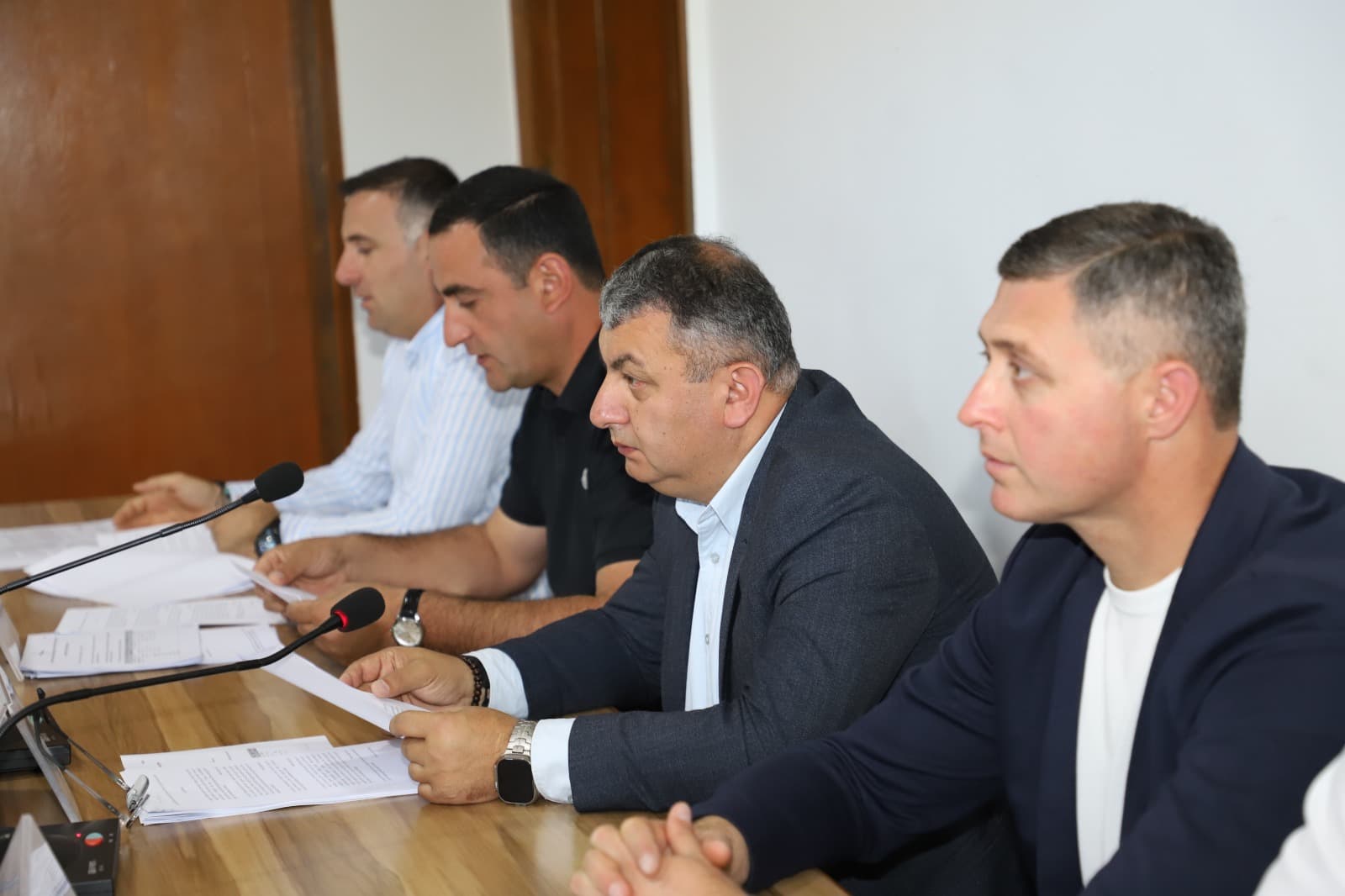 <p style="text-align: justify">თერჯოლის მუნიციპალიტეტის საკრებულომ 2026 წლის 3 ივნისს მორიგ სხდომაზე დღის წესრიგით გათვალისწინებული საკითხები <a target="_blank" rel="noopener" class="text-brand-500 underline" href="https://terjola.gov.ge/news/terjolis-munitsipalitetis-sakrebulos-3-ivnisis-morigi-skhdomis-oqmi"><em>დაამტკიცა.</em></a></p><p style="text-align: justify">სხდომას საკრებულოს თავმჯდომარე სოსო ჩაფიჩაძე უძღვებოდა.</p><p style="text-align: justify">სხდომაზე, დღის წესრიგის შესაბამისად, განიხილეს და მხარი დაუჭირეს ჯანმრთელობის დაცვის და სოციალურ საკითხთა კომისიის თავმჯდომარის ლაშა ლანჩავას, ეკონომიკის და ქონების მართვის საკითხთა კომისიის თავმჯდომარის ბადრი ბუცხრიკიძის და იურიდიულ საკითხთა კომისიის თავმჯდომარის ბიძინა ბუცხრიკიძის მიერ წარმოდგენილ საკითხებს.</p><p style="text-align: justify">აღნიშნულ საკითხებზე საკრებულოს სხდომამდე, ჯანმრთელობის დაცვის და სოციალურ საკითხთა კომისიის, ეკონომიკის და ქონების მართვის საკითხთა კომისიის, იურიდიულ საკითხთა კომისიის, ფრაქცია "ქართული ოცნების“ და ბიუროს სხდომებზე იმსჯელეს.</p><p style="text-align: justify">საკითხების წარმოდგენის შემდგომ სხდომა კითხვა-პასუხის რეჟიმში გაგრძელდა. დეპუტატების შეკითხვებს კომისიის თავმჯდომარეებმა უპასუხეს.</p><p style="text-align: justify">სხდომას თერჯოლის მუნიციპალიტეტის მერი მანუჩარ რობაქიძე, მერის მოადგილეები - ზვიად ბაზაძე, მირზა ქოჩიაშვილი და მერიის შესაბამისი სამსახურების წარმომადგენლები ესწრებოდნენ.</p>