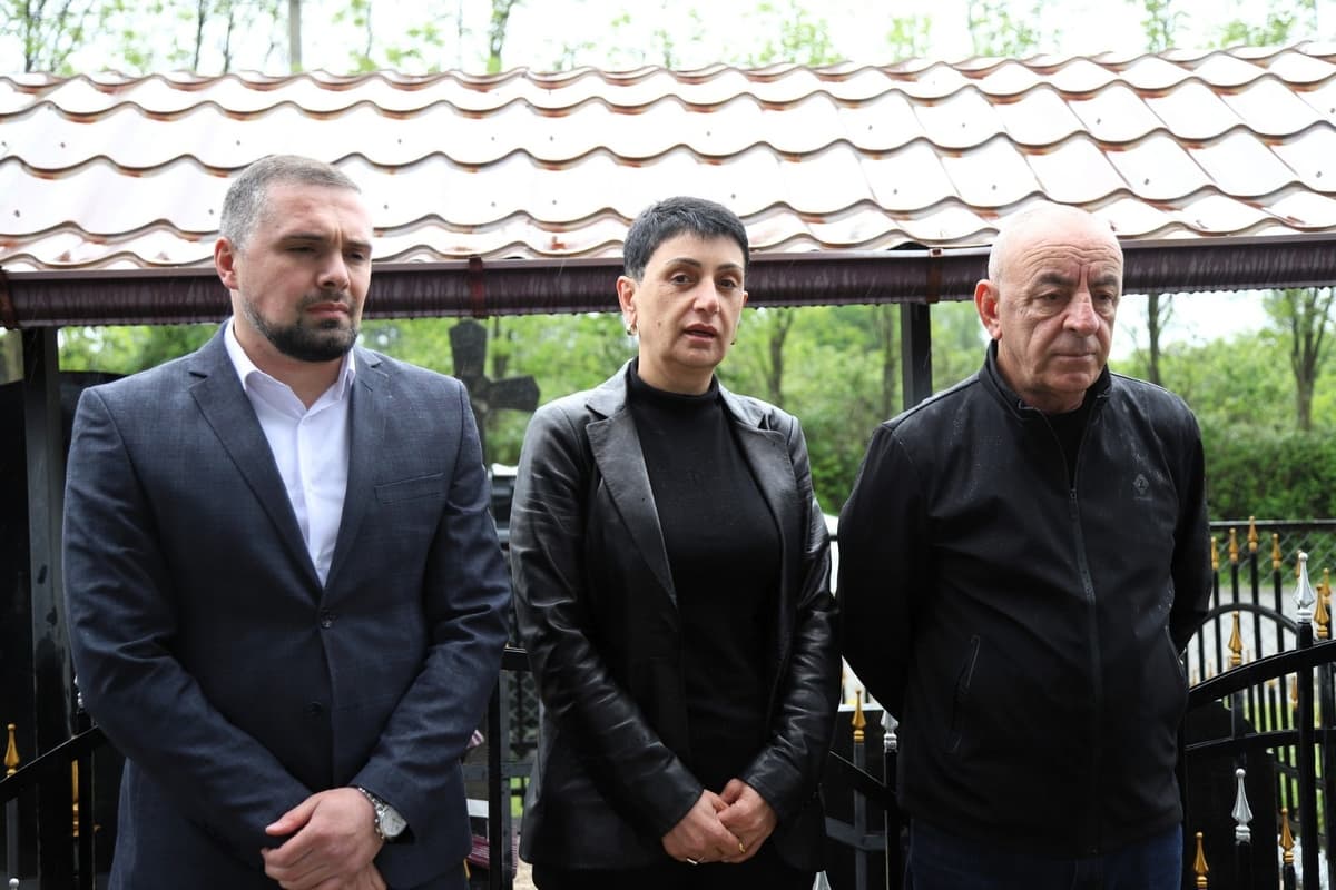 აფხაზეთის მთავრობის წარმომადგენლებმა გიგა ოთხოზორიას ხსოვნას პატივი მიაგეს