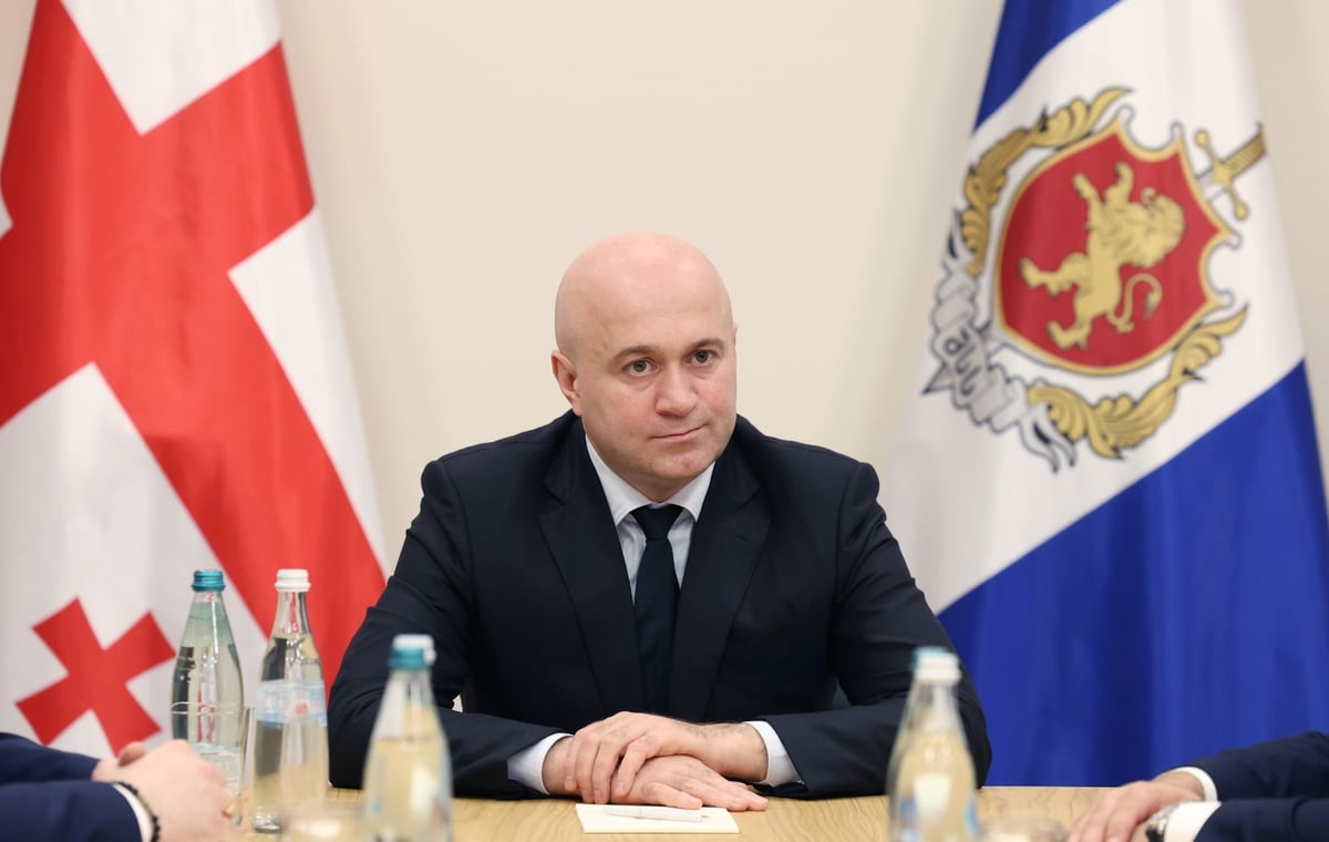 As part of the visit, Tamazashvili inspected the Migration Department's new administrative building and its renewed vehicle fleet.