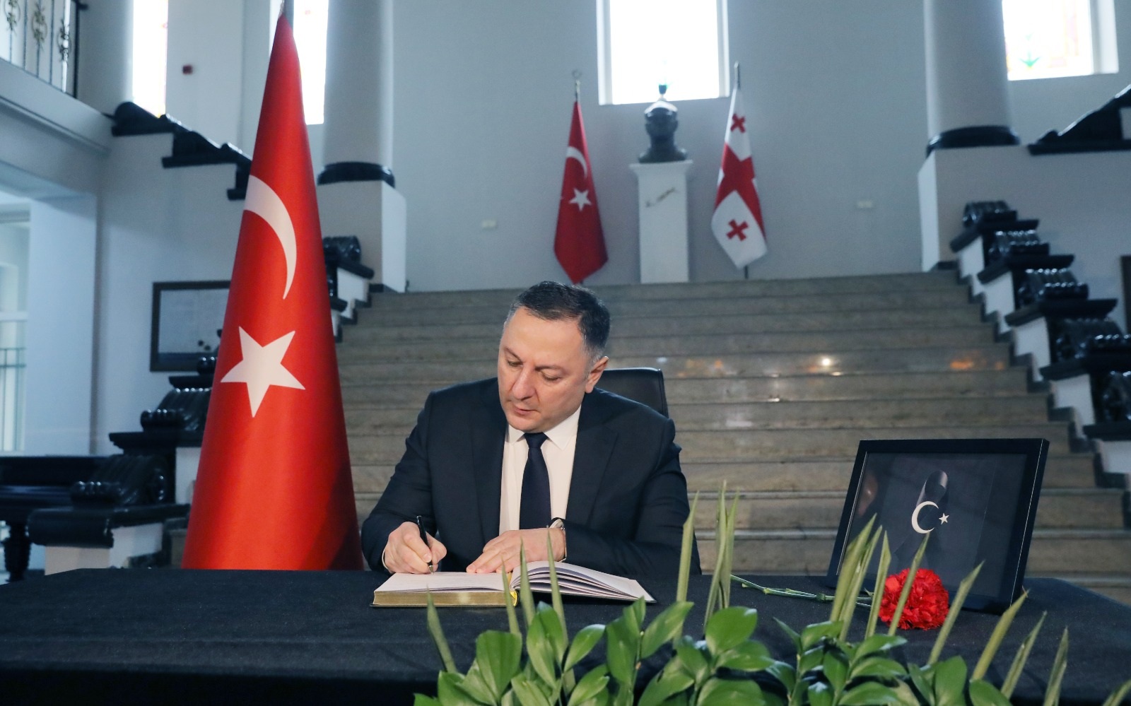 Frontnews image description