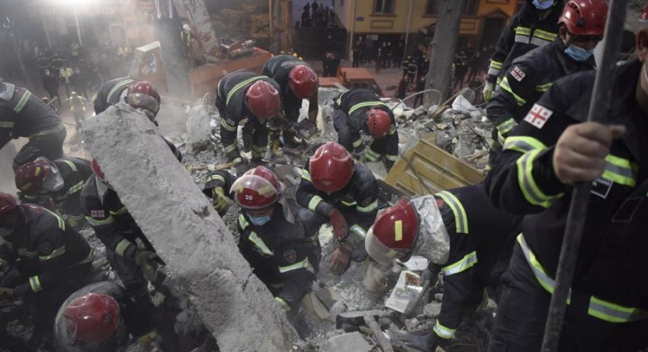 ნანგრევებიდან ღამით ამოყვანილი ახალგაზრდა ქალი კლინიკაში გარდაიცვალა