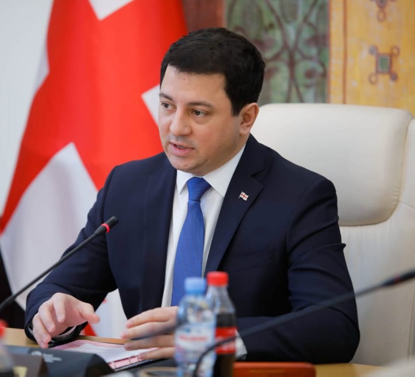 “ოპოზიციამ უნდა აიღოს თუ რამე მტკიცებულებები აქვს, ჩადოს ჩანთაში და შემოვიდეს პარლამენტში, ჩაერთოს კომისიის საქმიანობაში და დაამტკიცოს რასაც ამბობდა”