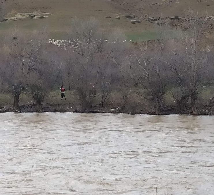 მაშველებმა ხელოვნურ კუნძულზე ჩარჩენილი ექვსი მწყემსიდან ოთხი გამოიყვანეს