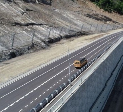 ბაგები-წყნეთის დამაკავშირებელ გზაზე, ბაგებისა და კაკლების დასახლების გადასახვევამდე მეწყრული ზონა გამოვლინდა