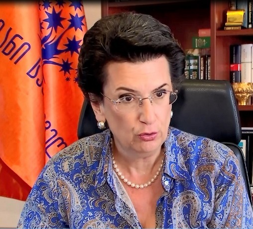 “მდინარაძემ ჰკითხოს კობახიძეს, რატომ იდგა მამამისი, დედამისი და თავად ჩემ გვერდით მაშინ, როდესაც მე “პაკლონნაია გარაზე“ ვიყავი?”