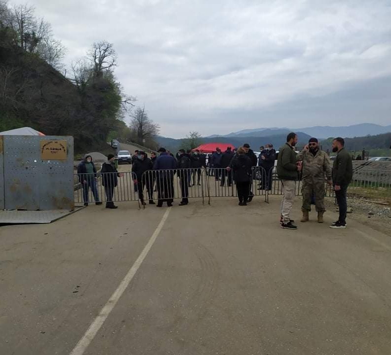 სამართალდამცველებმა გუმათში რკინის კედლის ნაწილი აიღეს