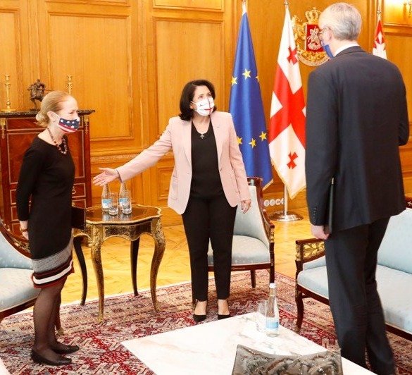 სალომე ზურაბიშვილი კარლ ჰარცელს და კელი დეგნანს ხვდება