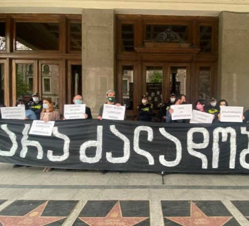 რამდენიმე მსახიობი რუსთაველის თეატრთან აქციის მონაწილეებს სიტყვიერად დაუპირისპირდა