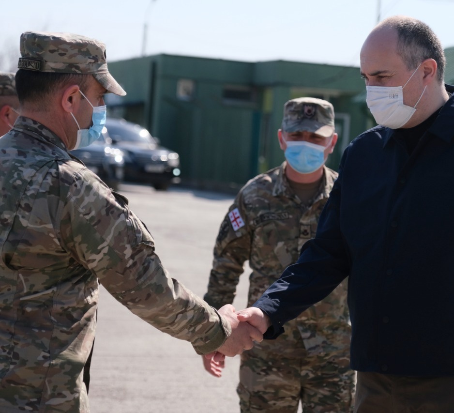 თავდაცვის მინისტრი საარტილერიო ბრიგადაში ინფრასტრუქტურულ სამუშაოებს გაეცნო