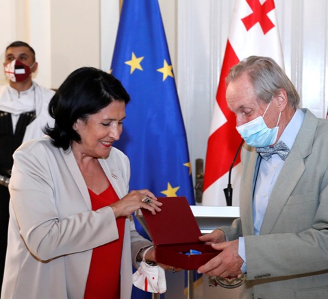 სალომე ზურაბიშვილმა ფრანგი ქართველოლოგი ბერნარ უტიე ოქროს საწმისის ორდენით დააჯილდოვა