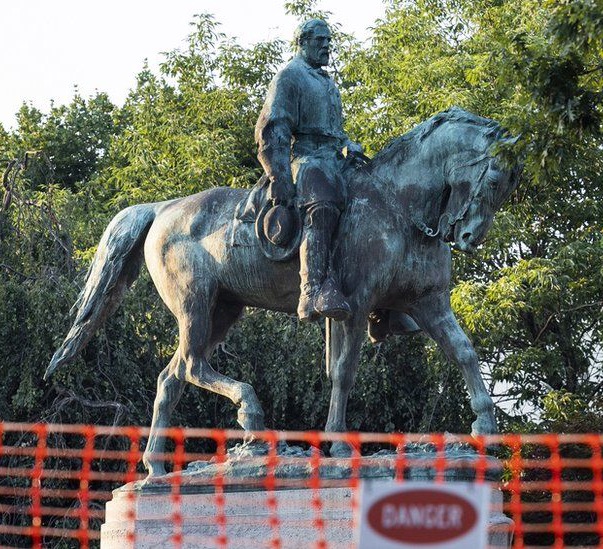 Charlottesville set to remove Robert E Lee statue that sparked rally