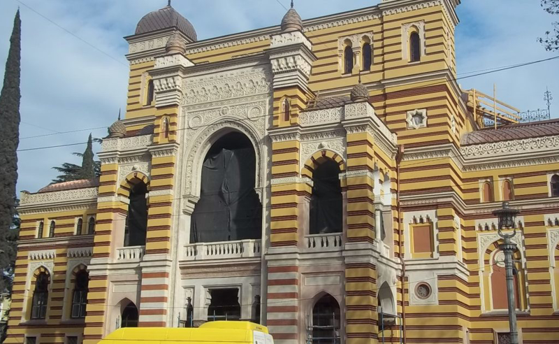 Opera technical staff continues strike