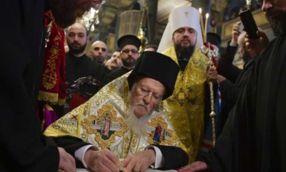 მსოფლიო პატრიარქმა უკრაინის მართლმადიდებელი ეკლესიის მეთაურს ავტოკეფალიის ტომოსი გადასცა