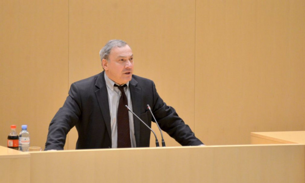 “არ უნდა ვიჟონგლიოროთ, აქ პოლიტიკა არაფერ შუაში არ არის, სასწორზე დგას ჩვენი მომავალი”