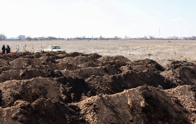 მარიუპოლთან რუსი აგრესორების მიერ გათხრილი 30-მეტრიანი მასობრივი საფლავები იპოვეს