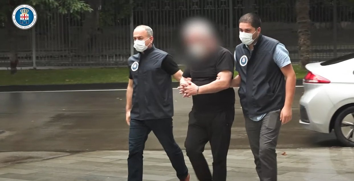 პროკურატურამ შვედეთის მოქალაქის დიდი ოდენობით თანხის თაღლითურად დაუფლების ფაქტზე სამი პირი დააკავა