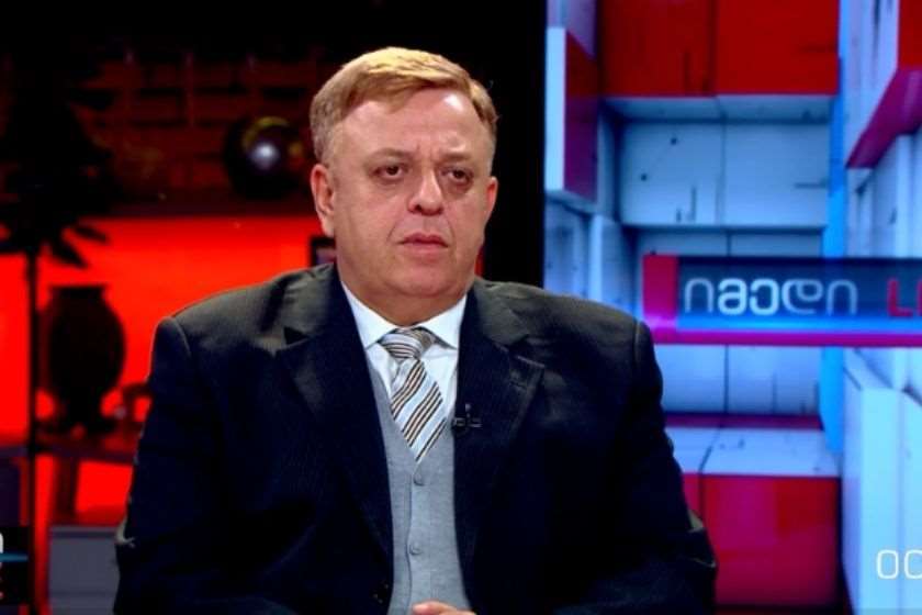 ლევან ნიკოლეიშვილი – ჯანზეა, კარგადაა, წერილებს წერილებზე წერს, მნახველებს მნახველებზე იღებს და როცა დღის წესრიგში დადგა მისი ციხეში გადაყვანა, ეგრევე „თავი წაიქცია“