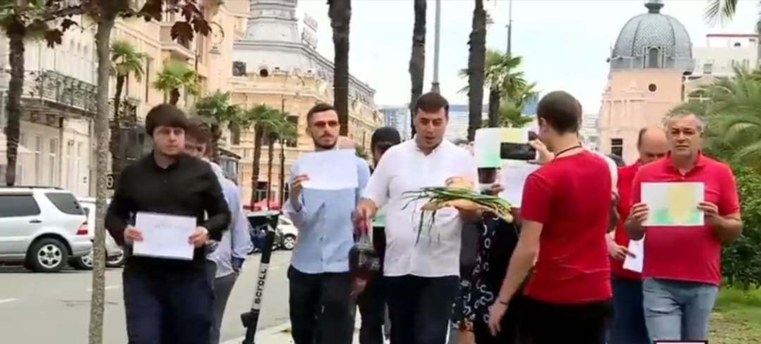 “ნაციონალური მოძრაობის” წევრებმა თორნიკე რიჟვაძეს თონის პური, პრასი, ღვინო და წვნიანი მიუტანეს