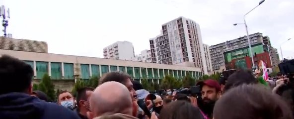 სუს-თან აქციის ორი მონაწილე კორპუსიდან ქვების სროლის შედეგად დაშავდა