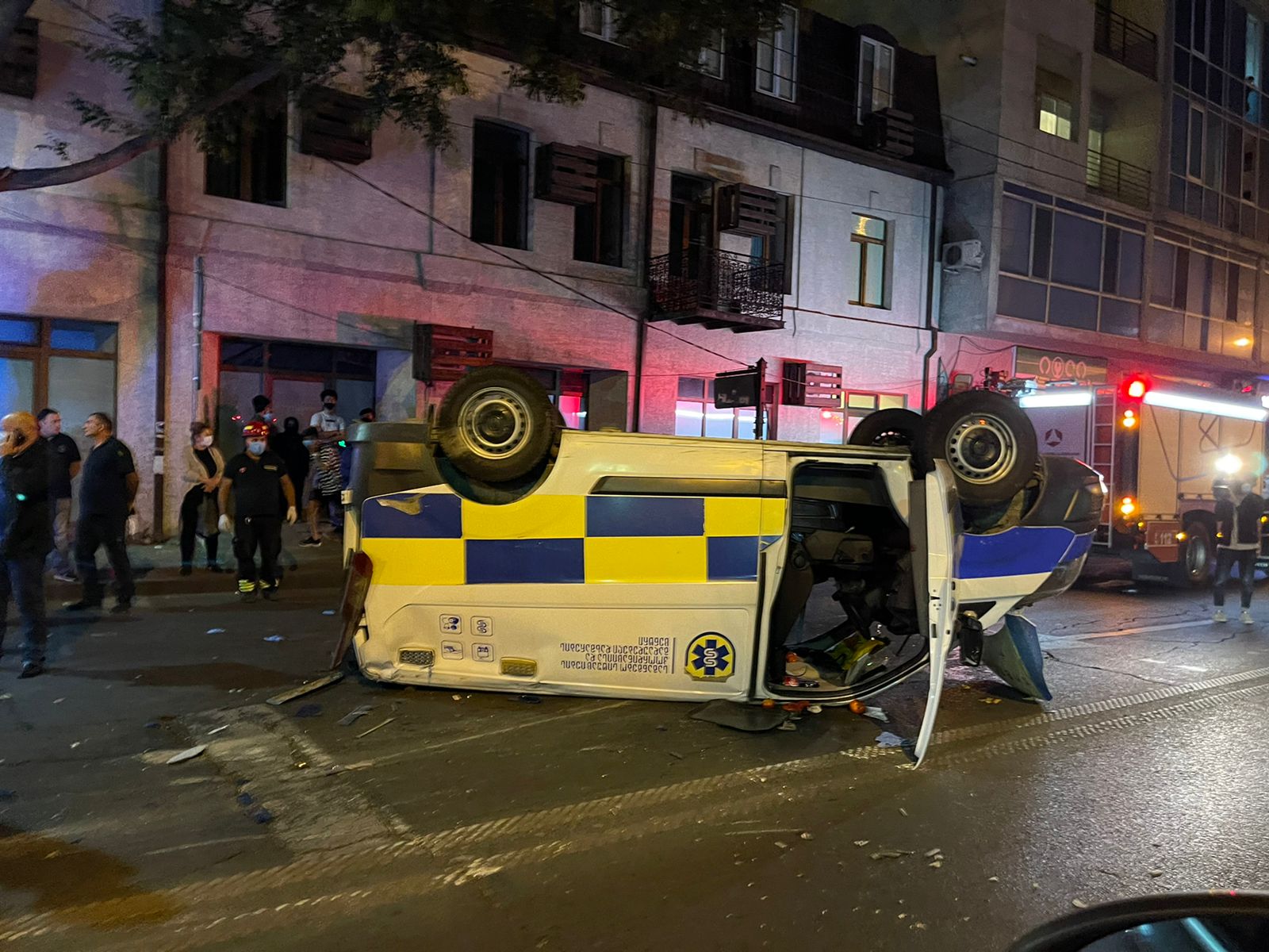 ქეთევან წამებულის გამზირზე სასწრაფო დახმარების მანქანა ამობრუნდა