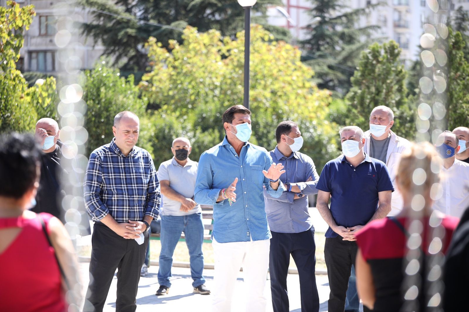 თბილისის მერობისა და ისნის მაჟორიტარობის კანდიდატები ვაზისუბანში ადგილობრივებს შეხვდნენ