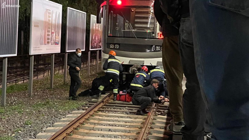 დიდუბეში, მეტროს ლიანდაგებში ჩავარდნილი მამაკაცი კლინიკაში გადაიყვანეს