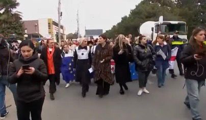 Women’s protest at Georgian Election Commission blocked by barriers, police