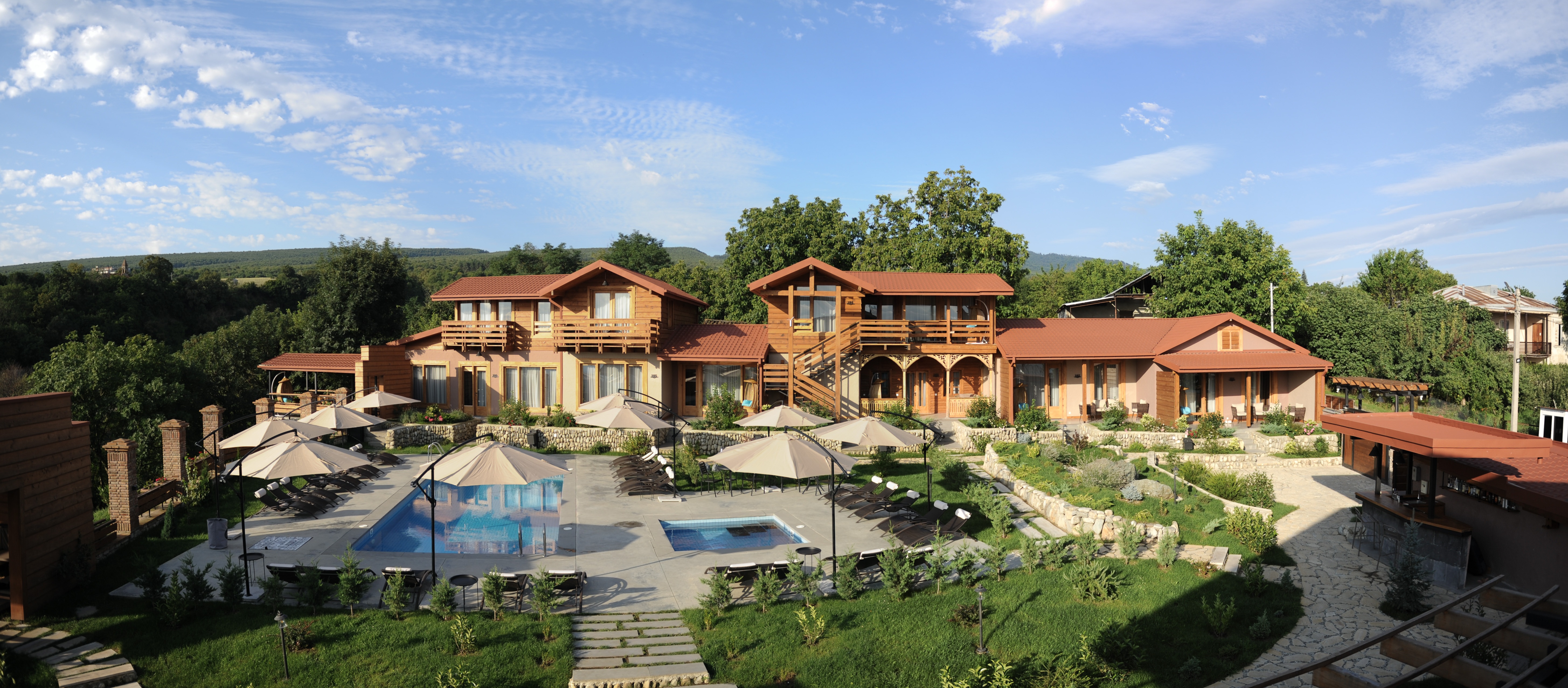 <p style="text-align: justify"><span style="color: rgb(0, 0, 0)">თუ ოდესმე გიფიქრიათ, რომ ფოტო რეალობას ვერ გადმოსცემს - სასტუმრო </span><a target="_blank" rel="noopener noreferrer nofollow" class="text-brand-500 underline" href="https://www.facebook.com/Serodani.ge"><span style="color: rgb(70, 120, 134)">„სეროდანი“</span></a><span style="color: rgb(0, 0, 0)"> სწორედ ასეთი ადგილია. დიდი ვენახების, ალაზნის ველისა და კავკასიონის სილამაზის აღსაქმელად, ინსტაგრამის ფილტრი ნამდვილად არ დაგჭირდებათ და აქ ყოფნის დროს გადაღებული ფოტოები ყოველგვარი დამუშავების გარეშე თამამად შეგიძლიათ ატვირთოთ. თუმცა, ამ ადგილის მთავარი ხიბლი ხედებს მიღმა იმალება. </span></p><p style="text-align: justify"><span style="color: rgb(0, 0, 0)">თელავიდან 3 წუთის სავალ გზაზე დაშორებული სოფელი სეროდანი საუკუნის წინ დაიცალა. სწორედ ადგილმდებარეობიდან გამომდინარე დაერქვა სასტუმროს ეს სახელი.</span></p><p style="text-align: justify">სასტუმრო 6 ხის კოტეჯს, ორ ღია ტიპის აუზს და ქართულ ტრადიციულ რესტორანს აერთიანებს. სტუმრებს „სეროდანში“ რამდენიმე სახეობის ღვინოს საკუთარი მარნიდან სთავაზობენ. სასტუმრო ჯამში 32 სტუმარზეა გათვლილი. ყველაფერი მაღალი ხარისხის, ადგილობრივი ხის მასალითაა დამზადებული. კოტეჯში შესვლისთანავე ხვდები, რომ აქ თითოეულ დეტალზე საგულდაგულოდ იზრუნეს.</p><p style="text-align: justify">„ამ ბიზნესში უმნიშვნელო დეტალი არ არსებობს. როდესაც სტუმართან გაქვს ურთიერთობა, ყველა წვრილმანი მნიშვნელობას იძენს. ეს სფერო შენგან მუდმივ ჩართულობას, ყურადღებას და ზრუნვას მოითხოვს. აქ, ყველა ერთნაირად ვზრუნავთ იმაზე, რომ თითოეული ჩვენი სტუმარი კმაყოფილი და კიდევ მოუნდეს უკან დაბრუნება. წელიწად-ნახევარია, სასტუმრო ფუნქციონირებს და თამამად შემიძლია ვთქვა, რომ ჩვენგან უკმაყოფილო სტუმარი არ წასულა. უფრო მეტიც, თითქმის ყველა მათგანი უწევს რეკომენდაციას სხვას, რომ ჩვენთან დაისვენოს, რასაც booking-ის პლატფორმაზე, სტუმრების შეფასებებიც ადასტურებს“, - გვიხსნის ზურაბ მოდებაძე.</p><p style="text-align: justify">სტუმარმასპინძლობის ბიზნესი მუდმივი, ცოცხალი პროცესია, სადაც ყოველდღე გიწევს ადამიანების მოლოდინის გამართლება და დეტალებზე ზრუნვაა. ამ პროცესში ზურაბ მოდებაძისთვის მთავარი ფინანსური მხარდამჭერი თიბისია.</p><p style="text-align: justify">“20 წელზე მეტია, თიბისის ერთგული მომხმარებელი ვარ. ამ ბიზნესსაც ხელს ვერ მოვკიდებდი შეღავათიანი აგროკრედიტის გარეშე. სამომავლო გეგმებშიც თიბისის იმედი მაქვს”, - ამბობს ზურაბი.</p><p style="text-align: justify">“სეროდანი” მუდმივად ფართოვდება. სულ მალე, სტუმრებს თონეში, კახური შოთის ჩაკვრა, მაყალზე მწვადის შეწვა, ჩურჩხელების ამოვლება და არყის გამოხდაც შეეძლებათ. თუმცა,მთავარი ემოცია, რომელსაც “სეროდანი” გიჩენს, დროის გატარება კი არა, უკან მალევე დაბრუნების სურვილია.</p>