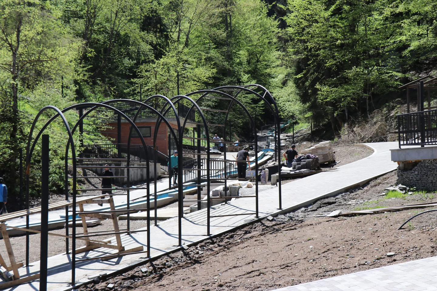 <p style="text-align: justify">ბორჯომის მუნიციპალიტეტის დაბა წაღვერში კლიმატური პირობების გამო შეჩერებული პარკის რეაბილიტაცია განახლდა.</p><p style="text-align: justify">მუნიციპალიტეტის მერიის ინფორმაციით, 10 500 კვ.მ ფართობის პარკის რეაბილიტაცია მოიცავს საბავშვო და მოსასვენებელი სივრცეების მოწყობას, გარე განათებისა და საპარკო ინფრასტრუქტურის მოწესრიგებას. პარკში ასევე განთავსდება კაფე, კომერციული ობიექტები, ფოტოგადაღების ჯიხურები და სხვა.</p><p style="text-align: justify">წაღვერის პარკის რეაბილიტაცია ადგილობრივი და ცენტრალური ბიუჯეტის თანადაფინანსებით ხორციელდება.</p>