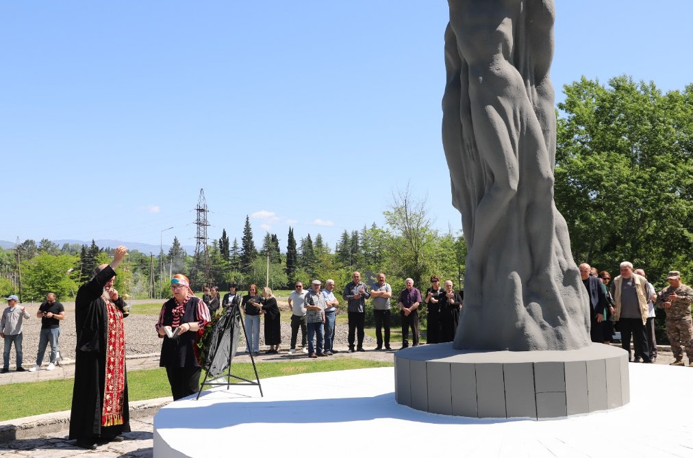 <p style="text-align: justify">9 მაისი ფაშიზმზე გამარჯვების დღეა. მეორე მსოფლიო ომის დასრულებიდან 80 წელი გავიდა.</p><p style="text-align: justify">2025 წლის 9 მაისს, თერჯოლის მუნიციპალიტეტის მერმა მანუჩარ რობაქიძემ, საკრებულოს თავმჯდომარე გიორგი ბარათაშვილთან ერთად გვირგვინით შეამკო გმირთა დიდების მემორიალი ქალაქ თერჯოლაში და ომის გმირის - დავით ჯაბიძის მემორიალი სოფელ ჩხარში.</p><p style="text-align: justify">ომში გარდაცვლილი გმირების სულის მოსახსენებელი პარაკლისი გადაიხდეს სასულიერო პირებმა.</p><p style="text-align: justify">მემორიალთან სამხედრო პირები, ადგილობრივი თვითმმართველობის წარმომადგენლები და მოქალაქეები იმყოფებოდნენ.</p>