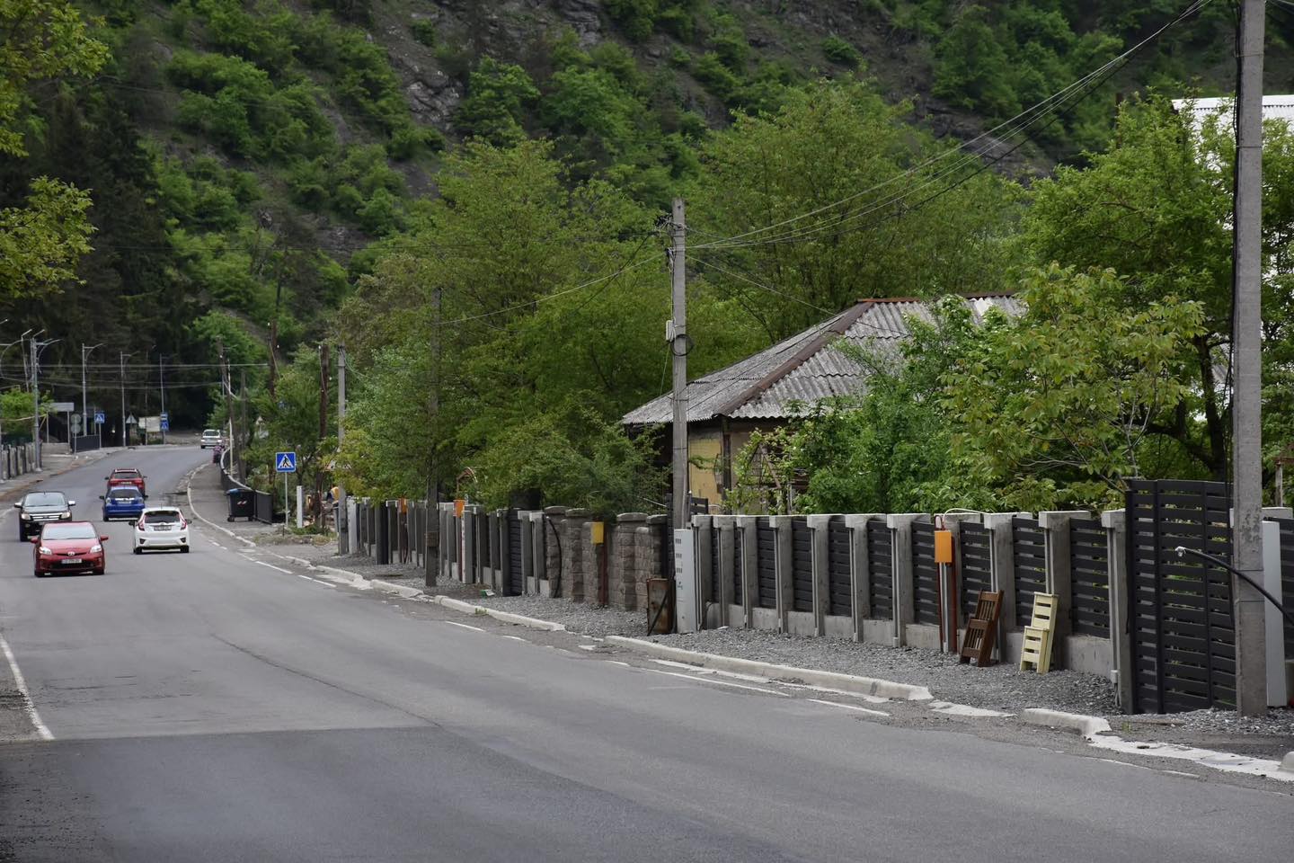 <p style="text-align: justify">დაბა ახალდაბაში, ბორჯომის ქუჩაზე ცენტრალურ გზაზე მდებარე ღობეების რეაბილიტაცია დასრულდა.</p><p style="text-align: justify">მუნიციპალიტეტის მერიის ინფორმაციით, პროექტი ფარგლებში, რეაბილიტირდა ღობეები და ჭიშკრები, ასევე მოეწყო გარე განათების სისტემა და შიდა საუბნო გზა.</p><p style="text-align: justify">სამუშაოები მუნიციპალური განვითარების ფონდისა და ადგილობრივი ბიუჯეტის თანადაფინანსებით განხორციელდა.</p><p style="text-align: justify">ბორჯომის მუნიციპალიტეტში სხვადასხვა საკურორტო სოფლებში და დაბებში ინფრასტრუქტურის მოწყობა ინტენსიურ რეჟიმში მიმდინარეობს.</p>