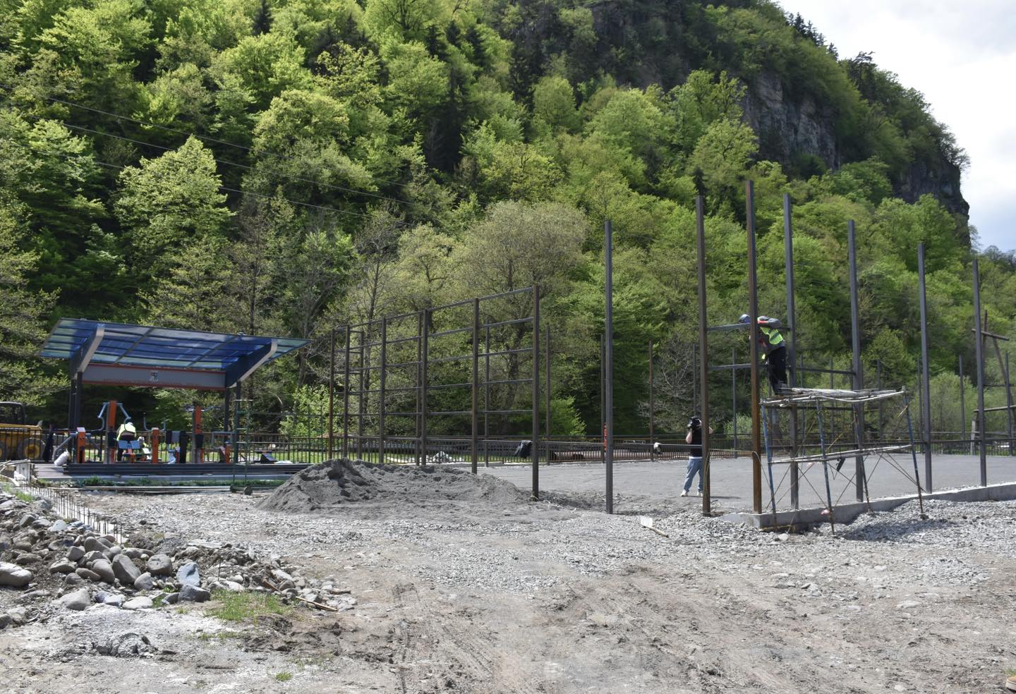 <p style="text-align: justify">ბორჯომის მუნიციპალიტეტის დაფინანსებით საკურორტო სოფელ ტიმოთესუბანში სპორტული მოედნის და დასასვენებელი სივრცის მოწყობა მიმდინარეობს.</p><p style="text-align: justify">მუნიციპალიტეტის მერიის ინფორმაციით, პროექტის ფარგლებში, სპორტული მოედანი თანამედროვე სტანდარტების შესაბამისად აღიჭურვება. დასასვენებელი ზონა ეწყობა მწვანე სივრცეში, სადაც განთავსდება საპარკო სკამები და მოწესრიგდება გარე განათება.</p><p style="text-align: justify">"პროექტი ჯანსაღი ცხოვრების წესის ხელშეწყობას, ადგილობრივი მოსახლეობისა და ტურისტებისთვის უსაფრთხო და კომფორტული გარემოს შექმნას ისახავს მიზნად", - აღნიშნავენ მერიაში.</p>