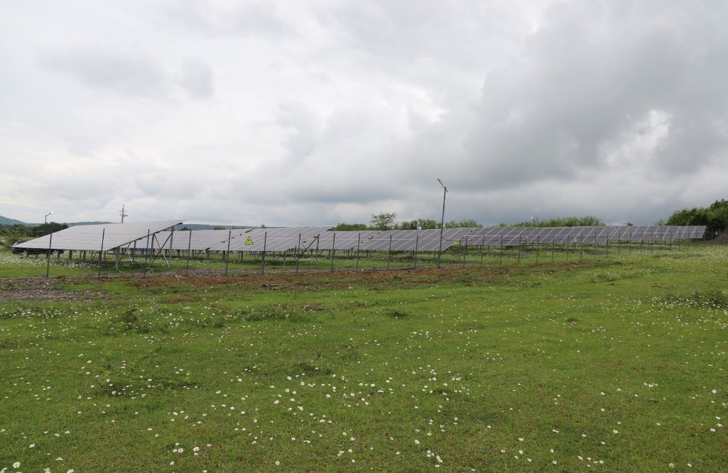 <p style="text-align: justify">თერჯოლის მუნიციპალიტეტის სოფელ ქვედა სიმონეთში მზის სისტემის ელექტროსადგური მოეწყო.</p><p style="text-align: justify">მზის სისტემის ახალი ელექტროსადგური მუნიციპალიტეტის მერმა მანუჩარ რობაქიძემ, საკრებულოს თავმჯდომარე გიორგი ბარათაშვილთან ერთად დაათვალიერა.</p><p style="text-align: justify">მუნიციპალიტეტის მერიის ინფორმაციით, ადგილობრივმა მეწარმე ჯუმბერ ქოჩიაშვილმა 500 კილოვატ/ საათიანი სიმძლავრის ელექტროსადგური, სახელმწიფო პროგრამის "აწარმოე საქართველოში" ხელშეწყობით დაამონტაჟა და იგი ყოველწლიურად 800 ათას კილოვატაზე მეტ ელექტროენერგიას გამოიმუშავებს. მეწარმე, კიდევ უფრო მეტი ენერგიის გამომუშავების მიზნით ელექტროსადგურის გაფართოებას გეგმავს. ამ ეტაპისთვის მზის ელექტროსადგურიდან ელექტროენერგია კასპში არსებულ შპს "ნოსტეს" მიეწოდება.</p><p style="text-align: justify">რეგიონებში კერძო სექტორის განვითარების ხელშეწყობა, ბიზნესის მხარდაჭერა და გაძლიერება ხელისუფლების ერთ-ერთი მნიშვნელოვანი პრიორიტეტია.</p>