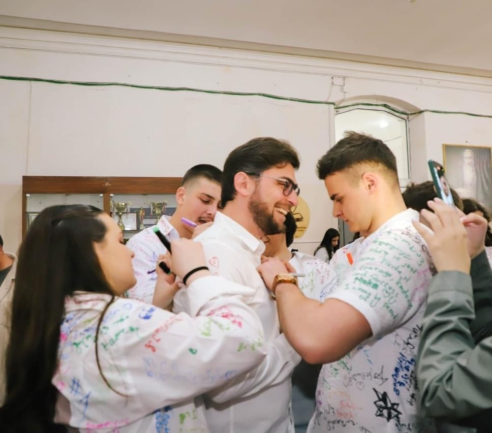 <p style="text-align: justify">ქალაქ ფოთში 491 მოსწავლისათვის ბოლო ზარი დაირეკა.</p><p style="text-align: justify">ფოთის მერმა ბექა ვაჭარაძემ კურსდამთავრებულებს სკოლის დამთავრება მიულოცა და წარმატებული მომავალი უსურვა.</p><p style="text-align: justify">"ფოთის მერია ყველა კურსდამთავრებულს ულოცავს სკოლის დამთავრებას და ცხოვრების ახალ ეტაპზე გადასვლას. წარმატებებს ვუსურვებთ ამ საინტერესო გზაზე მშობლიური ქალაქის საკეთილდღეოდ!" - აღნიშნავენ ფოთის მერიაში.</p>