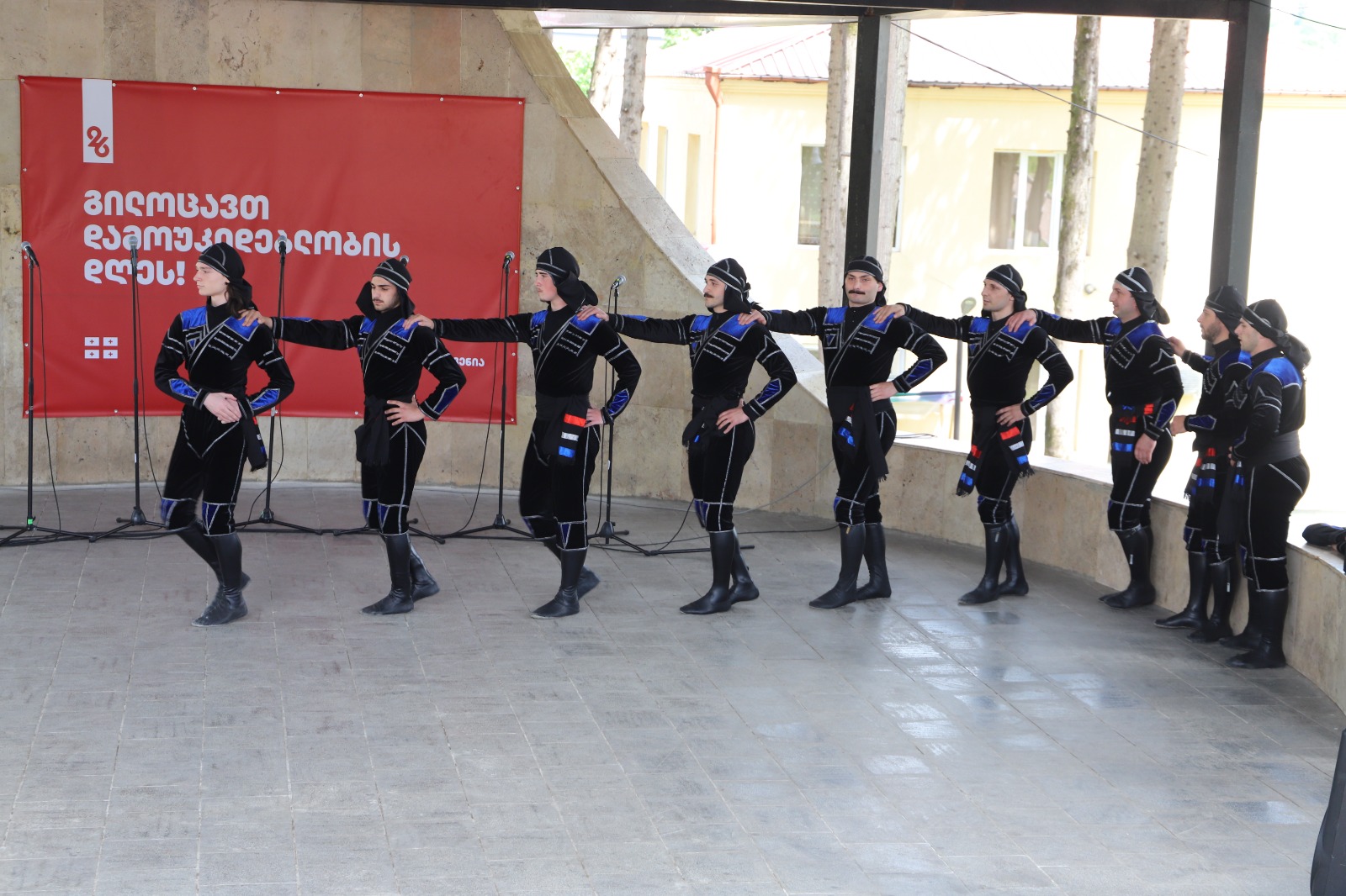 <p style="text-align: justify">თერჯოლის მუნიციპალიტეტში საქართველოს დამოუკიდებლობის დღისადმი მიძღვნილი სხვადასხვა სახის საზეიმო ღონისძიება გაიმართა.</p><p style="text-align: justify">ღონისძიებები სკანდის ისტორიულ ციხეზე საზეიმო მსვლელობით დაიწყო, სადაც სახელმწიფო დროშის აღმართვის ცერემონია გაიმართა;</p><p style="text-align: justify">საზეიმო მსვლელობის შემდეგ, თერჯოლის მუნიციპალიტეტის მერმა მანუჩარ რობაქიძემ, საკრებულოს თავმჯდომარესთან გიორგი ბარათაშვილთან ერთად გვირგვინით შეამკო გმირთა დიდების მემორიალი და დამოუკიდებლობის დღე მოსახლეობას პირადად მიულოცა.</p><p style="text-align: justify">ადგილობრივი ხელისუფლების წარმომადგენლებმა პატივი მიაგეს ეროვნული მოძრაობის ერთ-ერთი ლიდერის ვანო ხუხუნაიშვილის ხსოვნას და მისი საფლავი გვირგვინით შეამკეს.</p><p style="text-align: justify">თერჯოლაში ამ დღესთან დაკავშირებით,სხვადასხვა კულტურული და სპორტული აქტივობები მოეწყო. ლაშა გოგიაშვილის სახელობის სკვერში გაიმართა სამხატვრო სკოლის მოსწავლეთა ნახატებისა და ადგილობრივი რეწვის ოსტატების ნამუშევრების გამოფენა-გაყიდვა, აქვე განთავსდა ტურიზმის კუთხეც, სადაც თერჯოლის მუნიციპალიტეტში არსებული ყველა ღირსშესანიშნავი ადგილის ფოტო გამოიფინა. ჩატარდა "თავისუფალი თამაშების" ფინალი მინი ფეხბურთში, ჭიდაობის, ხრიდოლის და სამაგიდო თამაშების ტურნირები, გამოვლენილი გამარჯვებულები დაჯილდოვდნენ შესაბამისი პრიზებით.</p><p style="text-align: justify">დღესვე, თერჯოლის ამფითეატრში თემატური კონცერტი გაიმართა, სადაც მონაწილეობა მიიღეს ადგილობრივმა ანსამბლებმა.</p><p style="text-align: justify">დამოუკიდებლობის დღისადმი მიძღვნილ ღონისძიებებს მერის მოადგილეები და მერიის თანამშრომლები, საკრებულოს თავმჯდომარის მოადგილეები, დეპუტატები, საზოგადოების სხვადასხვა სფეროს წარმომადგენლები, ასევე მოქალაქეები შეუერთდნენ.</p><p style="text-align: justify">ღონისძიება მუნიციპალიტეტის მერიის განათლების, კულტურის, სპორტისა და ახალგაზრდულ საქმეთა სამსახურის ორგანიზებით ჩატარდა.</p>