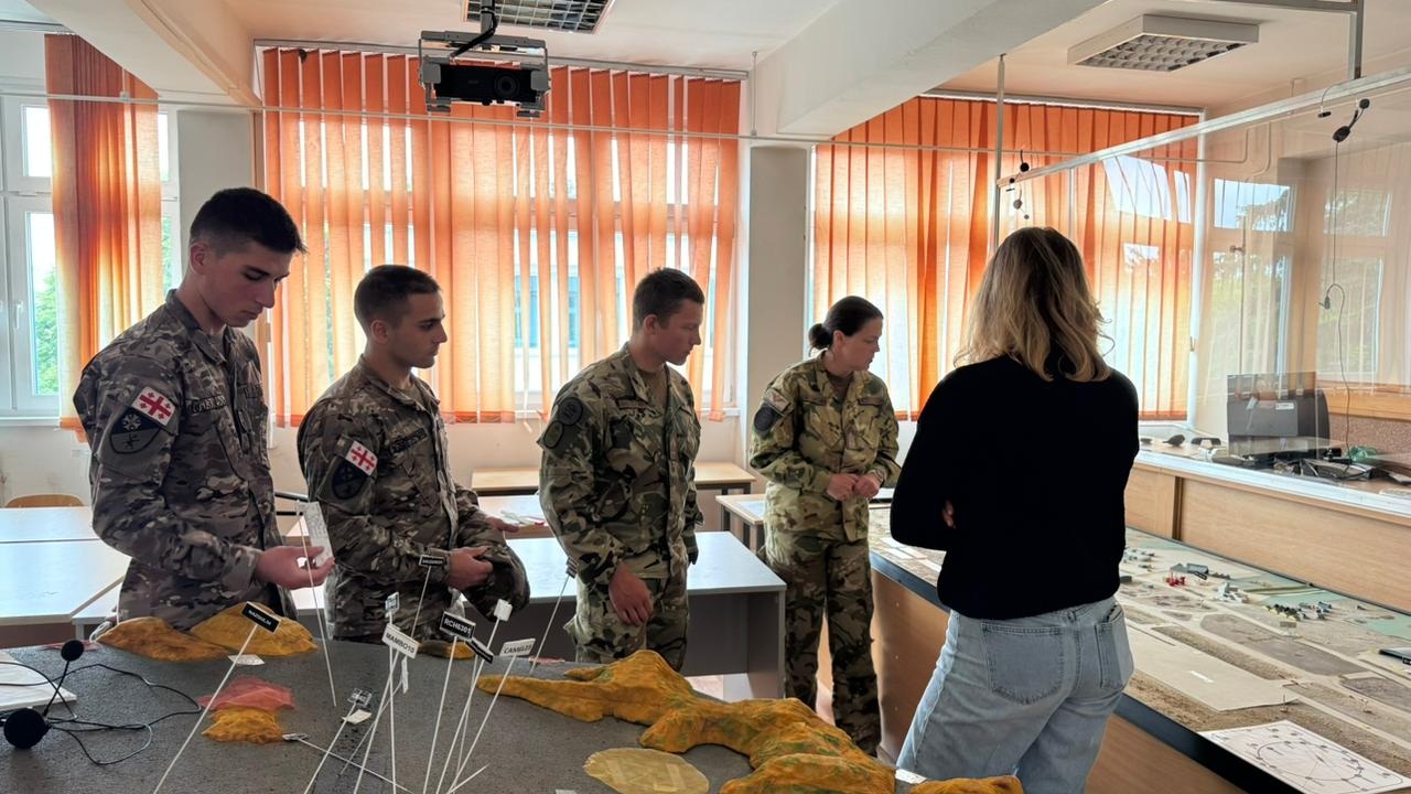 <p style="text-align: justify">სსიპ – დავით აღმაშენებლის სახელობის საქართველოს ეროვნული თავდაცვის აკადემიის იუნკერები ლექსო კუპატაძე და გიგა ზუმბულიძე ბუდაპეშტში, უნგრეთის საჯარო სამსახურის ეროვნულ უნივერსიტეტში გამართულ "კადეტთა საერთაშორისო კვირეულზე“ იმყოფებოდნენ.</p><p style="text-align: justify">"სამხედრო ხასიათის აქტივობებმა, რომლებიც კვირეულის განმავლობაში ჩატარდა, ხელი შეუწყო მონაწილეთა პრაქტიკული გამოცდილების გამდიდრებასა და გუნდური მუშაობის უნარების განვითარებას. ადგილობრივი ინსტრუქტორების ზედამხედველობით მონაწილეებს მიეცათ შესაძლებლობა ჩართულიყვნენ საჰაერო ტრანსპორტის მართვის სიმულაციებში. ღონისძიების ფარგლებში იუნკერებს ასევე მიეცათ შესაძლებლობა გასცნობოდნენ უნგრეთის სამხედრო შეიარაღებასა და ტექნიკას.</p><p style="text-align: justify">კადეტთა კვირეული მიზნად ისახავს არა მხოლოდ გამოცდილების გაზიარებას, არამედ პიროვნული ურთიერთობების ჩამოყალიბებას და სამომავლო პროფესიული კავშირების დამყარებას", - აცხადებენ ეროვნული თავდაცვის აკადემიაში.</p>