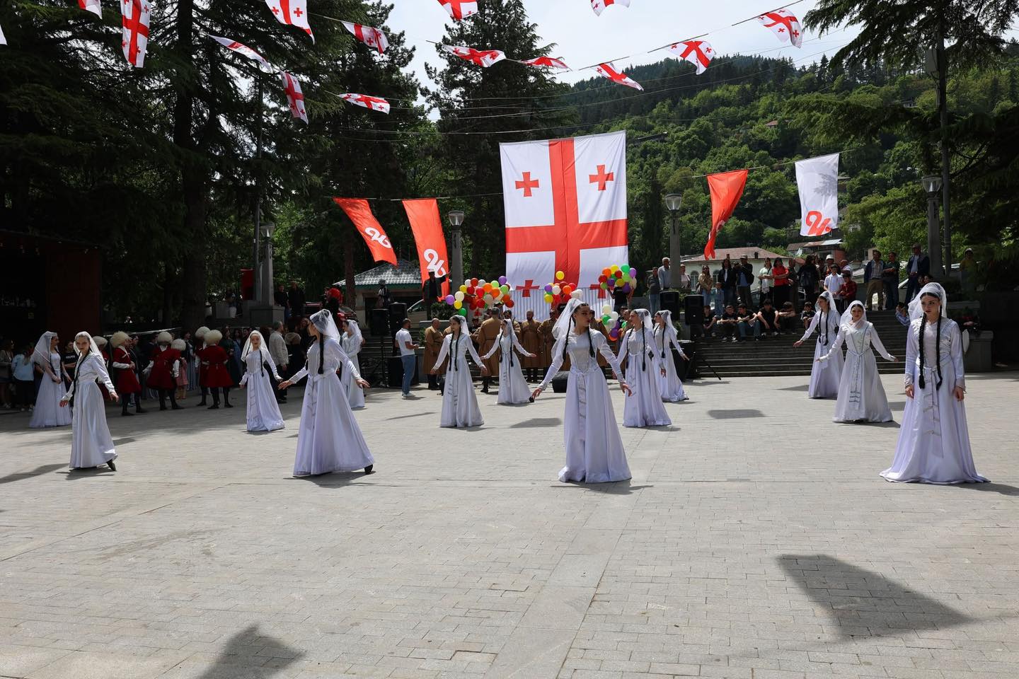 <p style="text-align: justify">ბორჯომში საქართველოს დამოუკიდებლობის დღე აღინიშნა.</p><p style="text-align: justify">მაყურებლის წინაშე ადგილობრივი ვოკალური და ქორეოგრაფიული ანსამბლები წარდგნენ.</p><p style="text-align: justify">26 მაისი მოსახლეობას დეკანოზმა იოანემ (ხეცურიანი), საკრებულოს თავმჯდომარემ დავით ზაალიშვილმა და მერის მოადგილემ გიორგი ტაბატაძემ მიულოცეს.</p><p style="text-align: justify">ღონისძიებას ადგილობრივი თვითმმართველობის წარმომადგენლები და მოქალაქეები ესწრებოდნენ.</p><div class="iframe-wrapper"><iframe src="https://www.facebook.com/plugins/post.php?href=https%3A%2F%2Fwww.facebook.com%2Fpermalink.php%3Fstory_fbid%3Dpfbid02FdUWK7ZbupTW3FthHytXbz8ZC3vvccBy46vkHJfsPXMioCUV2AYoTjEvJbDJzTK4l%26id%3D100067222093058&show_text=true&width=500" frameborder="0" allowfullscreen="true" width="500" height="754" title="Embedded content" allow="autoplay; clipboard-write; encrypted-media; picture-in-picture; web-share" scrolling="no" style="border:none;overflow:hidden"></iframe></div>