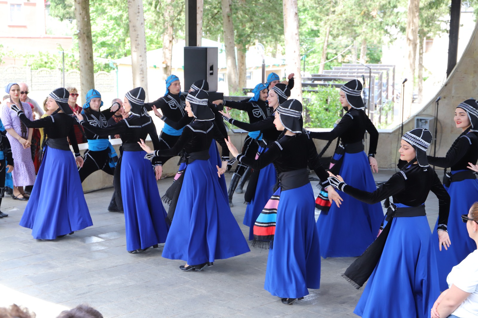 <p style="text-align: justify">თერჯოლის მუნიციპალიტეტში საქართველოს დამოუკიდებლობის დღისადმი მიძღვნილი სხვადასხვა სახის საზეიმო ღონისძიება გაიმართა.</p><p style="text-align: justify">ღონისძიებები სკანდის ისტორიულ ციხეზე საზეიმო მსვლელობით დაიწყო, სადაც სახელმწიფო დროშის აღმართვის ცერემონია გაიმართა;</p><p style="text-align: justify">საზეიმო მსვლელობის შემდეგ, თერჯოლის მუნიციპალიტეტის მერმა მანუჩარ რობაქიძემ, საკრებულოს თავმჯდომარესთან გიორგი ბარათაშვილთან ერთად გვირგვინით შეამკო გმირთა დიდების მემორიალი და დამოუკიდებლობის დღე მოსახლეობას პირადად მიულოცა.</p><p style="text-align: justify">ადგილობრივი ხელისუფლების წარმომადგენლებმა პატივი მიაგეს ეროვნული მოძრაობის ერთ-ერთი ლიდერის ვანო ხუხუნაიშვილის ხსოვნას და მისი საფლავი გვირგვინით შეამკეს.</p><p style="text-align: justify">თერჯოლაში ამ დღესთან დაკავშირებით,სხვადასხვა კულტურული და სპორტული აქტივობები მოეწყო. ლაშა გოგიაშვილის სახელობის სკვერში გაიმართა სამხატვრო სკოლის მოსწავლეთა ნახატებისა და ადგილობრივი რეწვის ოსტატების ნამუშევრების გამოფენა-გაყიდვა, აქვე განთავსდა ტურიზმის კუთხეც, სადაც თერჯოლის მუნიციპალიტეტში არსებული ყველა ღირსშესანიშნავი ადგილის ფოტო გამოიფინა. ჩატარდა "თავისუფალი თამაშების" ფინალი მინი ფეხბურთში, ჭიდაობის, ხრიდოლის და სამაგიდო თამაშების ტურნირები, გამოვლენილი გამარჯვებულები დაჯილდოვდნენ შესაბამისი პრიზებით.</p><p style="text-align: justify">დღესვე, თერჯოლის ამფითეატრში თემატური კონცერტი გაიმართა, სადაც მონაწილეობა მიიღეს ადგილობრივმა ანსამბლებმა.</p><p style="text-align: justify">დამოუკიდებლობის დღისადმი მიძღვნილ ღონისძიებებს მერის მოადგილეები და მერიის თანამშრომლები, საკრებულოს თავმჯდომარის მოადგილეები, დეპუტატები, საზოგადოების სხვადასხვა სფეროს წარმომადგენლები, ასევე მოქალაქეები შეუერთდნენ.</p><p style="text-align: justify">ღონისძიება მუნიციპალიტეტის მერიის განათლების, კულტურის, სპორტისა და ახალგაზრდულ საქმეთა სამსახურის ორგანიზებით ჩატარდა.</p>