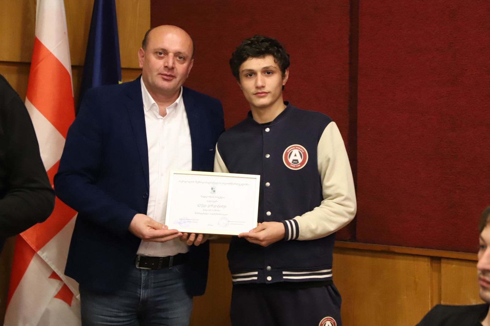 <p style="text-align: justify">თერჯოლის მუნიციპალიტეტის მერმა მანუჩარ რობაქიძემ წარმატებული სპორტსმენები და მწვრთნელები დააჯილდოვა.&nbsp;</p><p style="text-align: justify">ა(ა)იპ &nbsp;თერჯოლის &nbsp;სპორტული სკოლის სპორტსმენებმა &nbsp;2025 წელს, &nbsp;ევროპასა და საქართველოში გამართულ &nbsp;ჩემპიონატებზე &nbsp;საპრიზო ადგილები მოიპოვეს, რისთვისაც მათ მუნიციპალიტეტის მერმა მანუჩარ რობაქიძემ, საკრებულოს თავმჯდომარე გიორგი ბარათაშვილს და საკრებულოს სპორტის კომიტეტის ხელმძღვანელ გრიგოლ გიორგაძესთან ერთად, დიპლომები და ფულადი ჯილდოები გადასცა.&nbsp;</p><p style="text-align: justify">ლუკა ნიქაბაძე - ევროპის პრიზიორი ჭიდაობა სამბოში (მე-3 ადგილი)<br>ქეთევან ბუცხრიკიძე - ევროპის პრიზიორი ჭიდაობა სამბოში (მე-3 ადგილი)<br>დათო ხუჯაძე - საქართველოს ჩემპიონი ჭიდაობა სამბოში (1 ადგილი)<br>დიანა ქასრაშვილი - საქართველოს პრიზიორი ჭიდაობა სამბოში &nbsp;( მე-2 ადგილი)<br>თამარ ზარნაძე - საქართველოს პრიზიორი &nbsp;ჭიდაობა სამბოში (მე-2 ადგილი)<br>გიორგი ლომიტაშვილი - საქართველოს პრიზიორი ჭიდაობა სამბოში (მე-3 ადგილი)<br>ზურაბ გავაშელაშვილი - საქართველოს პრიზიორი ჭიდაობა სამბოში (მე-3 ადგილი)<br>ზაზა გაბრიჭიძე - საქართველოს პრიზიორი ჭიდაობა სამბოში (მე-3 ადგილი)<br>ლუკა კირკიტაძე - საქართველოს პრიზიორი ჭიდაობა სამბოში (მე-3 ადგილი)<br>ლუკა სოფრომაძე - საქართველოს პრიზიორი ჭიდაობა სამბოში (მე-3 ადგილი)<br>(მწვრთნელები: ლერი ჯიხვაშვილი, მალხაზ თურქაძე)<br>ლუკა ბუიღლიშვილი - საქართველოს პრიზიორი ბ/რ ჭიდაობაში (მე-3 ადგილი)<br>გიგა ჭეიშვილი - საქართველოს პრიზიორი ბ/რ ჭიდაობაში (მე-3 ადგილი)<br>გიორგი ჩოგოვაძე - საქართველოს პრიზიორი ბ/რ ჭიდაობაში (მე-3 ადგილი)<br>გიგა &nbsp;ჩაფიძე - საქართველოს პრიზიორი ბ/რ ჭიდაობაში (მე-3 ადგილი)<br>იური ჩაფიძე - საქართველოს პრიზიორი ბ/რ ჭიდაობაში (მე-3 ადგილი)<br>(მწვრთნელი გიგა ჩაფიძე)<br>ნიკოლოზ ბრეგვაძე - საქართველოს პრიზიორი ძიუდოში (მე-3 ადგილი) (მწვრთნელი ლერი რობაქიძე)</p><p style="text-align: justify">ღონისძიება, რომელიც მუნიციპალიტეტის მერის ინიციატივითა და მერიის განათლების, კულტურის,სპორტის და ახალგაზრდულ საქმეთა სამსახურის ორგანიზებით მოეწყო, მიზნად ისახავს ახალგაზრდა სპორტსმენთა წახალისებას &nbsp;და მხარდაჭერას ადგილობრივი თვითმმართველობის მხრიდან.</p>