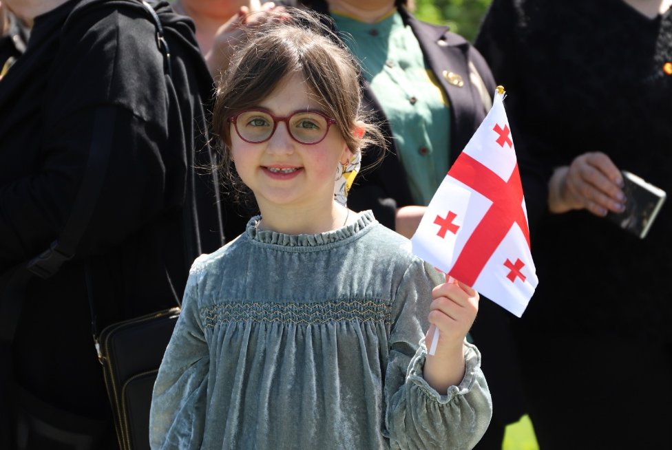 <p style="text-align: justify">9 მაისი ფაშიზმზე გამარჯვების დღეა. მეორე მსოფლიო ომის დასრულებიდან 80 წელი გავიდა.</p><p style="text-align: justify">2025 წლის 9 მაისს, თერჯოლის მუნიციპალიტეტის მერმა მანუჩარ რობაქიძემ, საკრებულოს თავმჯდომარე გიორგი ბარათაშვილთან ერთად გვირგვინით შეამკო გმირთა დიდების მემორიალი ქალაქ თერჯოლაში და ომის გმირის - დავით ჯაბიძის მემორიალი სოფელ ჩხარში.</p><p style="text-align: justify">ომში გარდაცვლილი გმირების სულის მოსახსენებელი პარაკლისი გადაიხდეს სასულიერო პირებმა.</p><p style="text-align: justify">მემორიალთან სამხედრო პირები, ადგილობრივი თვითმმართველობის წარმომადგენლები და მოქალაქეები იმყოფებოდნენ.</p>