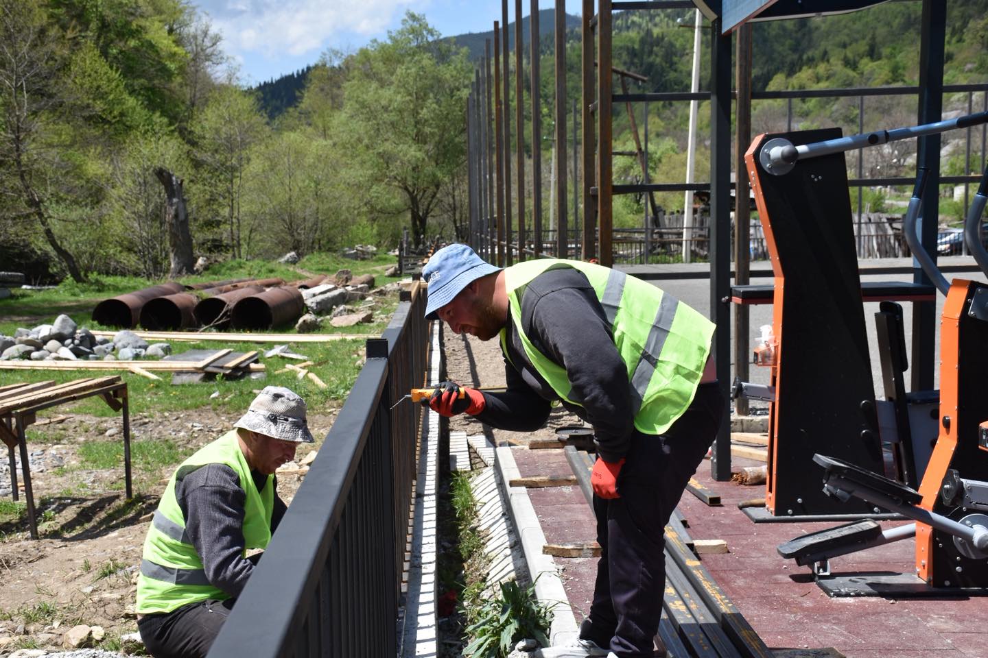 <p style="text-align: justify">ბორჯომის მუნიციპალიტეტის დაფინანსებით საკურორტო სოფელ ტიმოთესუბანში სპორტული მოედნის და დასასვენებელი სივრცის მოწყობა მიმდინარეობს.</p><p style="text-align: justify">მუნიციპალიტეტის მერიის ინფორმაციით, პროექტის ფარგლებში, სპორტული მოედანი თანამედროვე სტანდარტების შესაბამისად აღიჭურვება. დასასვენებელი ზონა ეწყობა მწვანე სივრცეში, სადაც განთავსდება საპარკო სკამები და მოწესრიგდება გარე განათება.</p><p style="text-align: justify">"პროექტი ჯანსაღი ცხოვრების წესის ხელშეწყობას, ადგილობრივი მოსახლეობისა და ტურისტებისთვის უსაფრთხო და კომფორტული გარემოს შექმნას ისახავს მიზნად", - აღნიშნავენ მერიაში.</p>