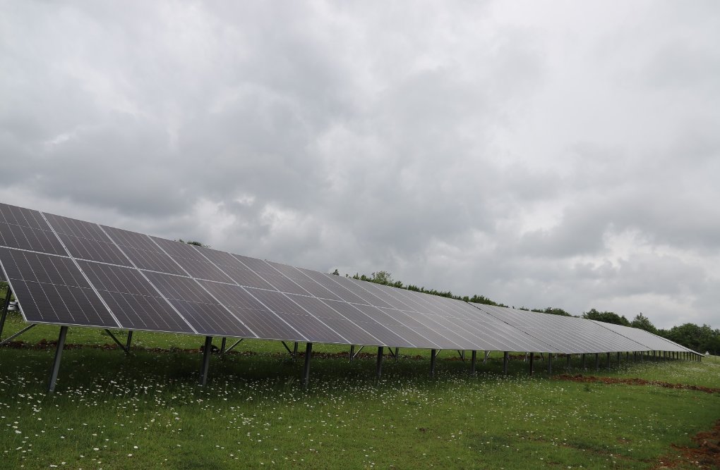 <p style="text-align: justify">თერჯოლის მუნიციპალიტეტის სოფელ ქვედა სიმონეთში მზის სისტემის ელექტროსადგური მოეწყო.</p><p style="text-align: justify">მზის სისტემის ახალი ელექტროსადგური მუნიციპალიტეტის მერმა მანუჩარ რობაქიძემ, საკრებულოს თავმჯდომარე გიორგი ბარათაშვილთან ერთად დაათვალიერა.</p><p style="text-align: justify">მუნიციპალიტეტის მერიის ინფორმაციით, ადგილობრივმა მეწარმე ჯუმბერ ქოჩიაშვილმა 500 კილოვატ/ საათიანი სიმძლავრის ელექტროსადგური, სახელმწიფო პროგრამის "აწარმოე საქართველოში" ხელშეწყობით დაამონტაჟა და იგი ყოველწლიურად 800 ათას კილოვატაზე მეტ ელექტროენერგიას გამოიმუშავებს. მეწარმე, კიდევ უფრო მეტი ენერგიის გამომუშავების მიზნით ელექტროსადგურის გაფართოებას გეგმავს. ამ ეტაპისთვის მზის ელექტროსადგურიდან ელექტროენერგია კასპში არსებულ შპს "ნოსტეს" მიეწოდება.</p><p style="text-align: justify">რეგიონებში კერძო სექტორის განვითარების ხელშეწყობა, ბიზნესის მხარდაჭერა და გაძლიერება ხელისუფლების ერთ-ერთი მნიშვნელოვანი პრიორიტეტია.</p>