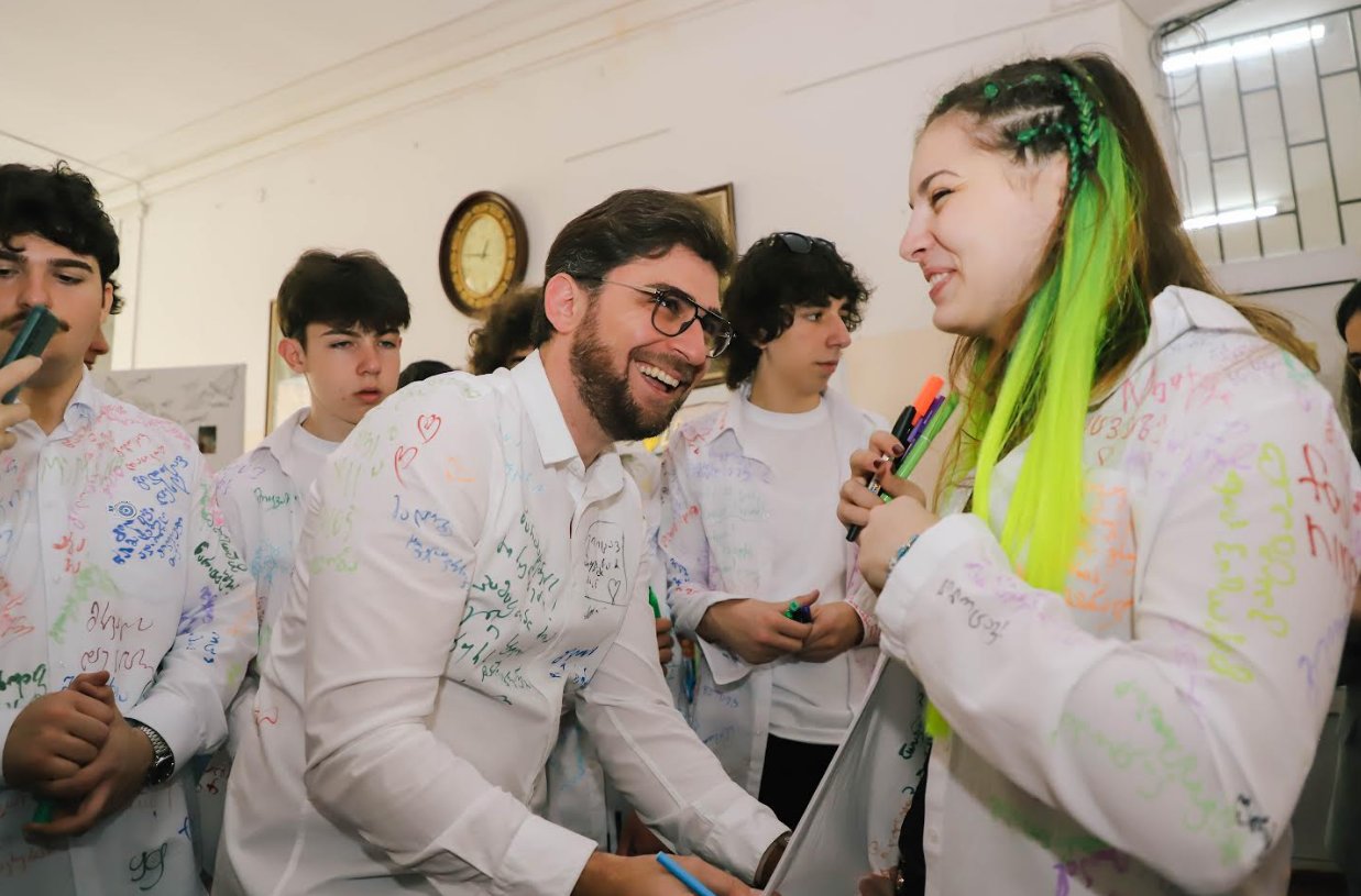 <p style="text-align: justify">ქალაქ ფოთში 491 მოსწავლისათვის ბოლო ზარი დაირეკა.</p><p style="text-align: justify">ფოთის მერმა ბექა ვაჭარაძემ კურსდამთავრებულებს სკოლის დამთავრება მიულოცა და წარმატებული მომავალი უსურვა.</p><p style="text-align: justify">"ფოთის მერია ყველა კურსდამთავრებულს ულოცავს სკოლის დამთავრებას და ცხოვრების ახალ ეტაპზე გადასვლას. წარმატებებს ვუსურვებთ ამ საინტერესო გზაზე მშობლიური ქალაქის საკეთილდღეოდ!" - აღნიშნავენ ფოთის მერიაში.</p>