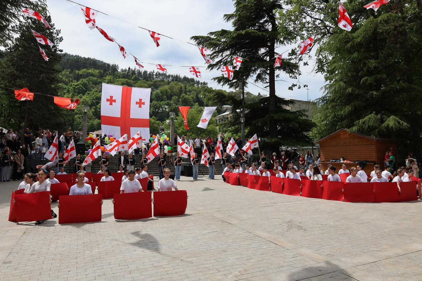 <p style="text-align: justify">ბორჯომში საქართველოს დამოუკიდებლობის დღე აღინიშნა.</p><p style="text-align: justify">მაყურებლის წინაშე ადგილობრივი ვოკალური და ქორეოგრაფიული ანსამბლები წარდგნენ.</p><p style="text-align: justify">26 მაისი მოსახლეობას დეკანოზმა იოანემ (ხეცურიანი), საკრებულოს თავმჯდომარემ დავით ზაალიშვილმა და მერის მოადგილემ გიორგი ტაბატაძემ მიულოცეს.</p><p style="text-align: justify">ღონისძიებას ადგილობრივი თვითმმართველობის წარმომადგენლები და მოქალაქეები ესწრებოდნენ.</p><div class="iframe-wrapper"><iframe src="https://www.facebook.com/plugins/post.php?href=https%3A%2F%2Fwww.facebook.com%2Fpermalink.php%3Fstory_fbid%3Dpfbid02FdUWK7ZbupTW3FthHytXbz8ZC3vvccBy46vkHJfsPXMioCUV2AYoTjEvJbDJzTK4l%26id%3D100067222093058&show_text=true&width=500" frameborder="0" allowfullscreen="true" width="500" height="754" title="Embedded content" allow="autoplay; clipboard-write; encrypted-media; picture-in-picture; web-share" scrolling="no" style="border:none;overflow:hidden"></iframe></div>