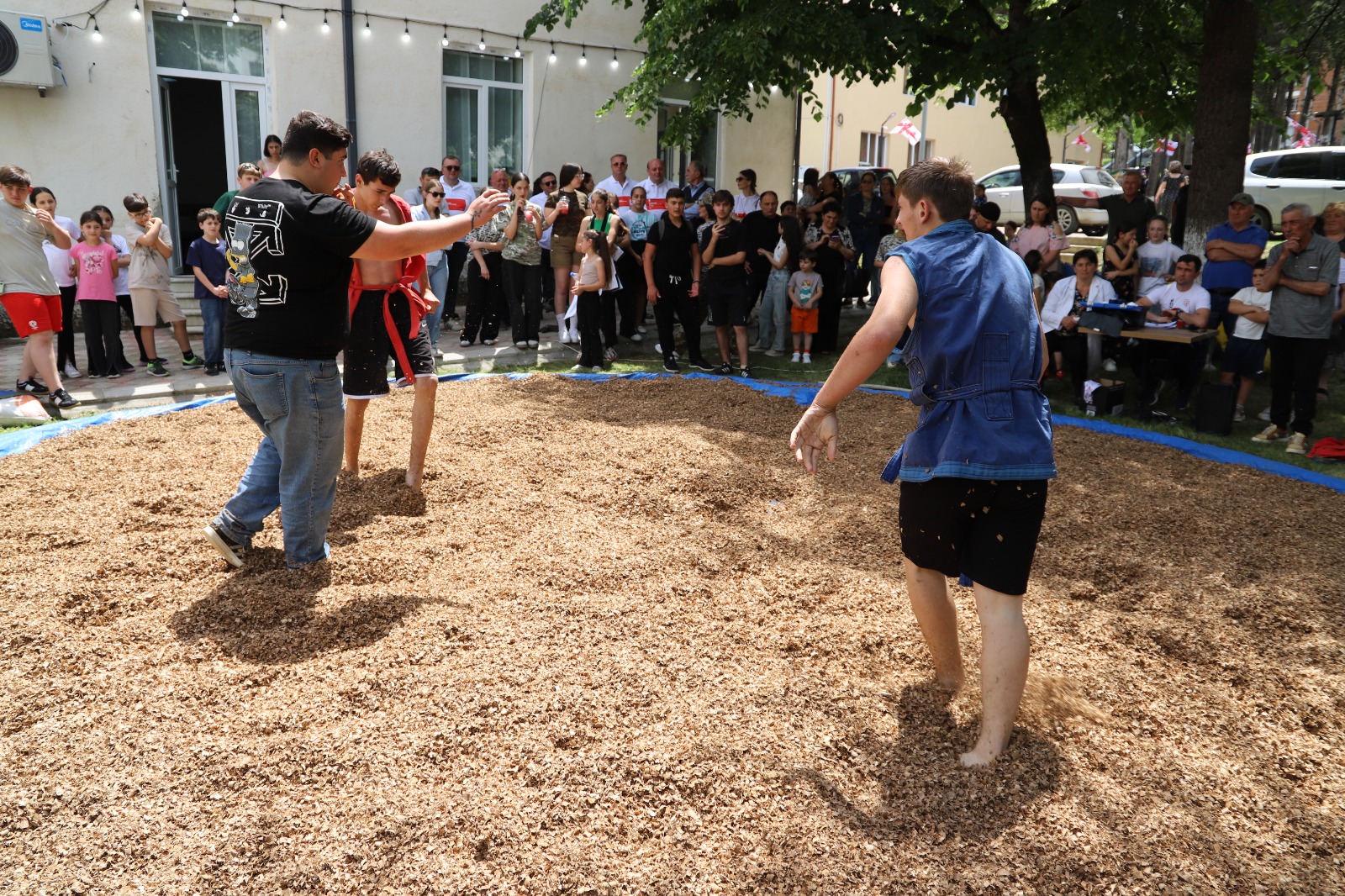 <p style="text-align: justify">თერჯოლის მუნიციპალიტეტში საქართველოს დამოუკიდებლობის დღისადმი მიძღვნილი სხვადასხვა სახის საზეიმო ღონისძიება გაიმართა.</p><p style="text-align: justify">ღონისძიებები სკანდის ისტორიულ ციხეზე საზეიმო მსვლელობით დაიწყო, სადაც სახელმწიფო დროშის აღმართვის ცერემონია გაიმართა;</p><p style="text-align: justify">საზეიმო მსვლელობის შემდეგ, თერჯოლის მუნიციპალიტეტის მერმა მანუჩარ რობაქიძემ, საკრებულოს თავმჯდომარესთან გიორგი ბარათაშვილთან ერთად გვირგვინით შეამკო გმირთა დიდების მემორიალი და დამოუკიდებლობის დღე მოსახლეობას პირადად მიულოცა.</p><p style="text-align: justify">ადგილობრივი ხელისუფლების წარმომადგენლებმა პატივი მიაგეს ეროვნული მოძრაობის ერთ-ერთი ლიდერის ვანო ხუხუნაიშვილის ხსოვნას და მისი საფლავი გვირგვინით შეამკეს.</p><p style="text-align: justify">თერჯოლაში ამ დღესთან დაკავშირებით,სხვადასხვა კულტურული და სპორტული აქტივობები მოეწყო. ლაშა გოგიაშვილის სახელობის სკვერში გაიმართა სამხატვრო სკოლის მოსწავლეთა ნახატებისა და ადგილობრივი რეწვის ოსტატების ნამუშევრების გამოფენა-გაყიდვა, აქვე განთავსდა ტურიზმის კუთხეც, სადაც თერჯოლის მუნიციპალიტეტში არსებული ყველა ღირსშესანიშნავი ადგილის ფოტო გამოიფინა. ჩატარდა "თავისუფალი თამაშების" ფინალი მინი ფეხბურთში, ჭიდაობის, ხრიდოლის და სამაგიდო თამაშების ტურნირები, გამოვლენილი გამარჯვებულები დაჯილდოვდნენ შესაბამისი პრიზებით.</p><p style="text-align: justify">დღესვე, თერჯოლის ამფითეატრში თემატური კონცერტი გაიმართა, სადაც მონაწილეობა მიიღეს ადგილობრივმა ანსამბლებმა.</p><p style="text-align: justify">დამოუკიდებლობის დღისადმი მიძღვნილ ღონისძიებებს მერის მოადგილეები და მერიის თანამშრომლები, საკრებულოს თავმჯდომარის მოადგილეები, დეპუტატები, საზოგადოების სხვადასხვა სფეროს წარმომადგენლები, ასევე მოქალაქეები შეუერთდნენ.</p><p style="text-align: justify">ღონისძიება მუნიციპალიტეტის მერიის განათლების, კულტურის, სპორტისა და ახალგაზრდულ საქმეთა სამსახურის ორგანიზებით ჩატარდა.</p>