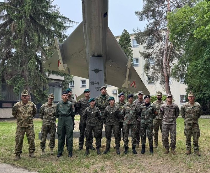 <p style="text-align: justify">სსიპ – დავით აღმაშენებლის სახელობის საქართველოს ეროვნული თავდაცვის აკადემიის იუნკერები ლექსო კუპატაძე და გიგა ზუმბულიძე ბუდაპეშტში, უნგრეთის საჯარო სამსახურის ეროვნულ უნივერსიტეტში გამართულ "კადეტთა საერთაშორისო კვირეულზე“ იმყოფებოდნენ.</p><p style="text-align: justify">"სამხედრო ხასიათის აქტივობებმა, რომლებიც კვირეულის განმავლობაში ჩატარდა, ხელი შეუწყო მონაწილეთა პრაქტიკული გამოცდილების გამდიდრებასა და გუნდური მუშაობის უნარების განვითარებას. ადგილობრივი ინსტრუქტორების ზედამხედველობით მონაწილეებს მიეცათ შესაძლებლობა ჩართულიყვნენ საჰაერო ტრანსპორტის მართვის სიმულაციებში. ღონისძიების ფარგლებში იუნკერებს ასევე მიეცათ შესაძლებლობა გასცნობოდნენ უნგრეთის სამხედრო შეიარაღებასა და ტექნიკას.</p><p style="text-align: justify">კადეტთა კვირეული მიზნად ისახავს არა მხოლოდ გამოცდილების გაზიარებას, არამედ პიროვნული ურთიერთობების ჩამოყალიბებას და სამომავლო პროფესიული კავშირების დამყარებას", - აცხადებენ ეროვნული თავდაცვის აკადემიაში.</p>